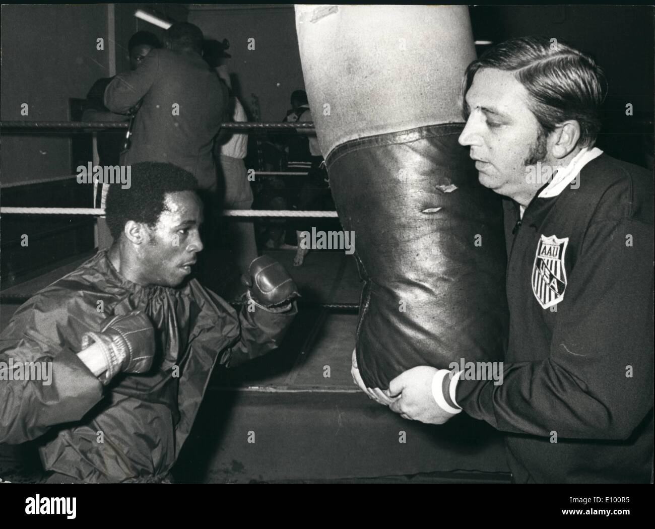 2. Februar 1972 - amerikanische Amateur Boxing Team Zug für Spiel gegen Großbritannien. Der Boxer aus dem Gefängnis. Die Vereinigten Staaten Amateurboxen Team, die Großbritannien im Hauptquartier der Anglo-American Sporting Club im Park Lane Hilton treffen waren Ausbildung an die "Edle Kunst" Gymnasium Haverstock Hill. Im Team ist 21 Jahre alte Bobby Lee Hunter, ein Fliegengewicht, wer dient ein 18-jährigen Haftstrafe wegen Totschlags - und wer Sie erhalten besondere Erlaubnis, nach England zu kämpfen kommen Stockfoto