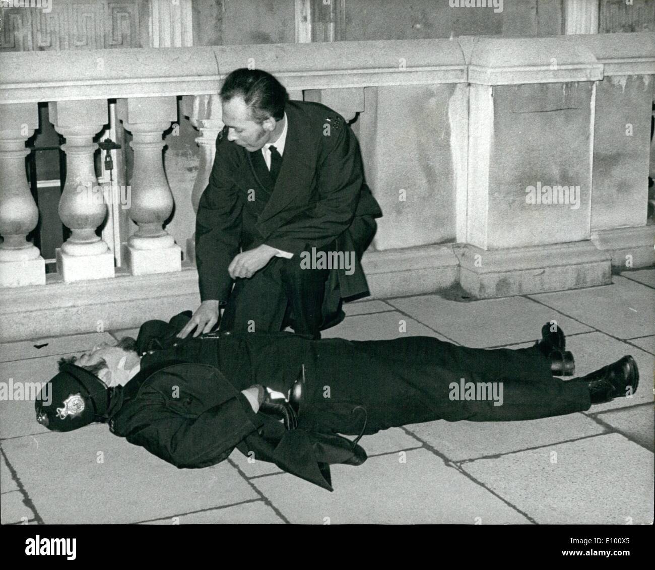 2. Februar 1972 - 122 in London Ulster Demonstration verhaftet: Hunderte von Polizei in Whitehall, die letzte Nacht mit fast 5,00 Demonstranten beim Protest auseinandergesetzt marschieren über die 13 Londonderry Todesfälle am vergangenen Wochenende entwickelte sich zu einem Aufstand. Viele Versuche wurden unternommen, durch Polizei Reihen 10 Downing Street mit 13 symbolisch Särge Absturz aber sie flogen zurück. Verhaftungen insgesamt 122 und 55 Polizist und 36 weitere Menschen wurden verletzt. Das Foto zeigt ein Polizist verletzt in der Auseinandersetzung mit Demonstration Whitehall, betreut von einem Kollegium. Stockfoto
