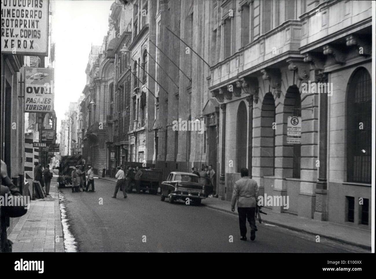 4. Februar 1972 - die Bank-Angriff des Jahrhunderts... in Argentinien: Buenos Aires, 1. Februar: fast 500 Millionen Pesos wurden gestern an der Benoe De Desarrollo der argentinischen Hauptstadt beraubt. Noch alles ist Geheimnis, aber es ist bekannt, dass einige Mitarbeiter der Bank in den Raub kompliziert sind, wie die Delincuents geben könnte zum Speichern Abteilung und sie konnte fast 8 Stunden arbeiten... und danach verließen sie zusammen mit den genannten Mitarbeiter. Stockfoto