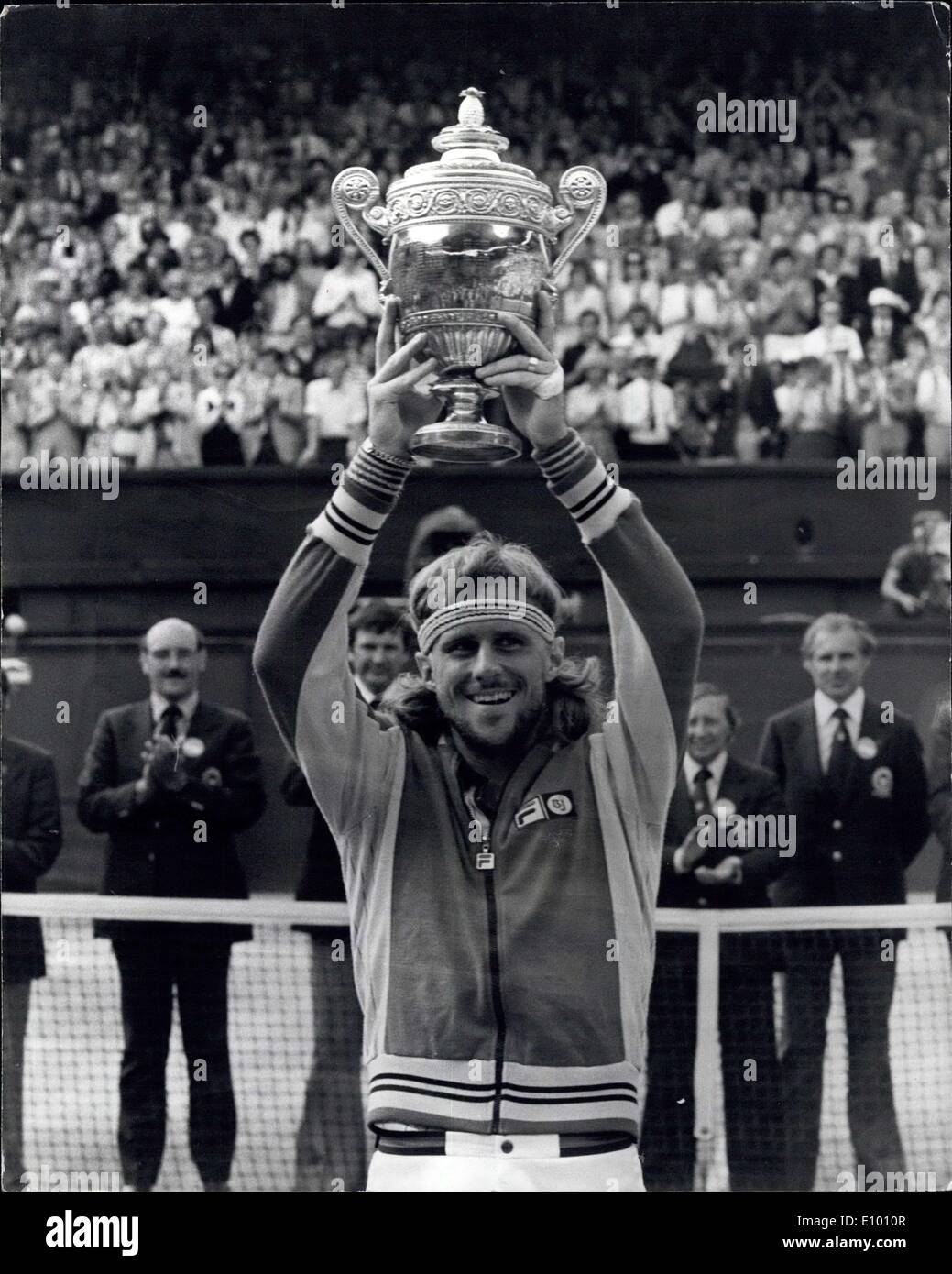9. Februar 1972 - Björn Borg gewinnt Wimbledon zum vierten Mal in Folge. Heute auf dem Centre Court in Wimbledon gegen Bjorn Borg von Schweden, gewann die Herren Einzeltitel für den vierten aufeinander folgenden Zeiten, in denen die amerikanischen Roscoe Tanner in fünf Sätzen. Foto zeigt: Borg hält die Trophäe nach dem Gewinn der Einzel-Meisterschaft zum vierten aufeinanderfolgenden Mal. Stockfoto