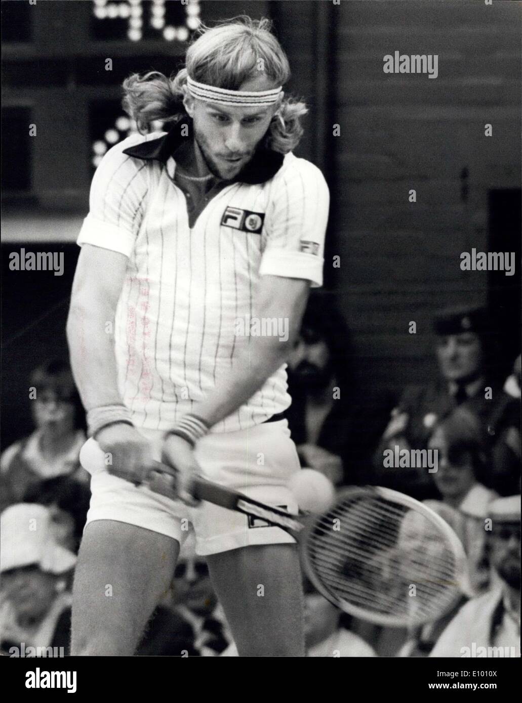 9. Februar 1972 - Björn Borg gewinnt Wimbledon zum vierten Mal in Folge. Heute auf dem Centre Court in Wimbledon gegen Bjorn Borg von Schweden, gewann die Herren Einzeltitel für den vierten aufeinander folgenden Zeiten, in denen die amerikanischen Roscoe Tanner in fünf Sätzen. Foto zeigt: Bjorn Borg in Aktion gegen Roscoe Tanner auf dem Center Court gesehen. Stockfoto