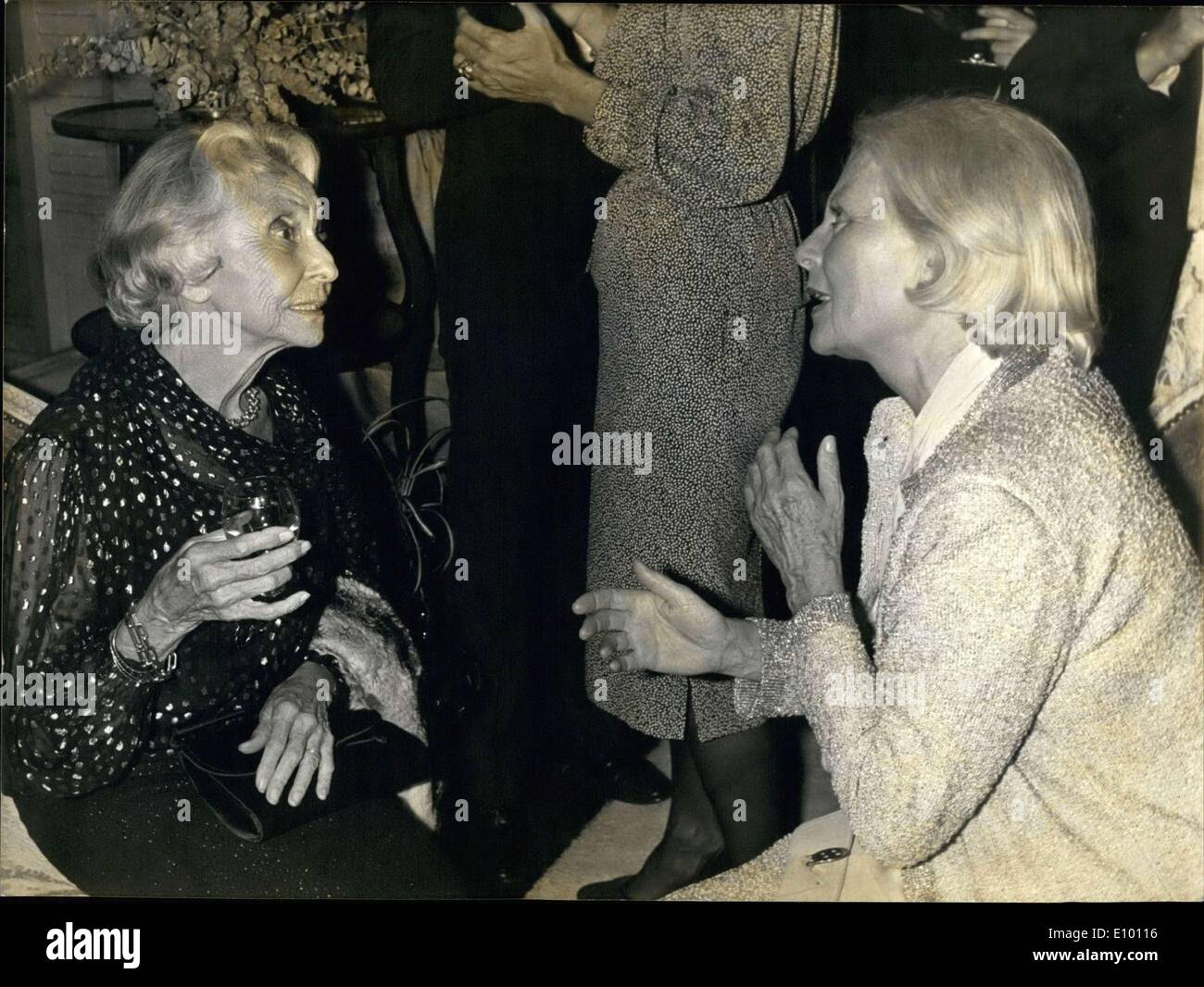 9. Februar 1972 - war letzte Nacht in Paris die Gala, die Hommage an amerikanischen Schauspieler Gene Kelly gezahlt, die das American Center profitiert. Hier sind Madeleine Renaud (links) und Michèle Morgan bei der Gala. Stockfoto