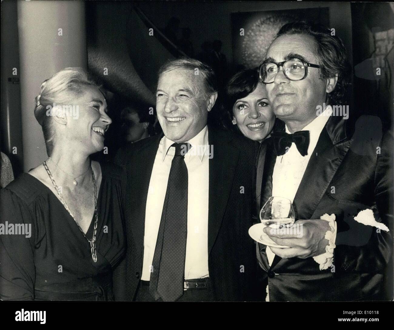 9. Februar 1972 - war letzte Nacht in Paris die Gala, die Hommage an Gene Kelly gezahlt und das American Center profitiert. Hier ist Kelly mit Claude Bessy (links) und Michel Legrand. Stockfoto