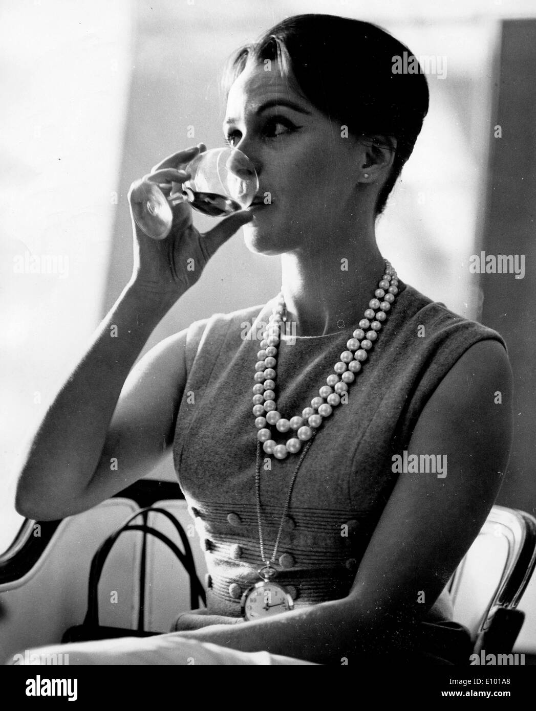 Schauspielerin Claire Bloom nimmt Drink im Savoy Hotel Stockfoto