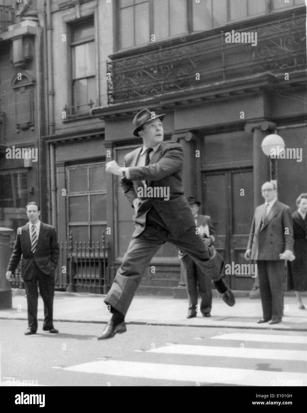 Tänzer Gene Kelly tanzt über Straße Stockfoto