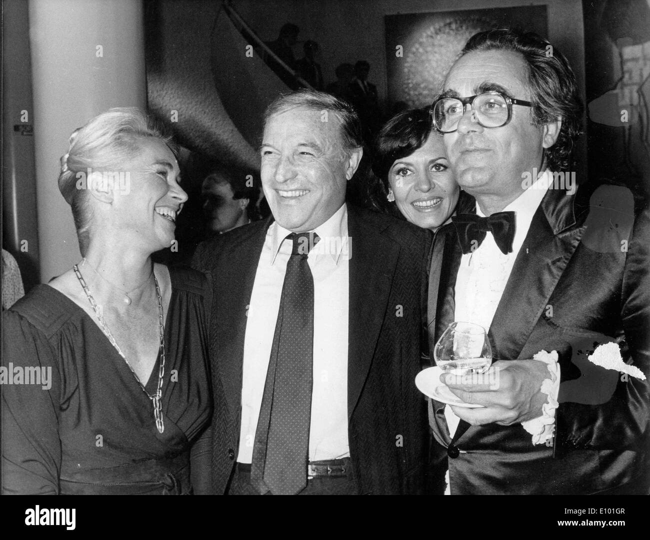 Gene Kelly lacht mit Claude Bessy und Michel Legrand Stockfoto