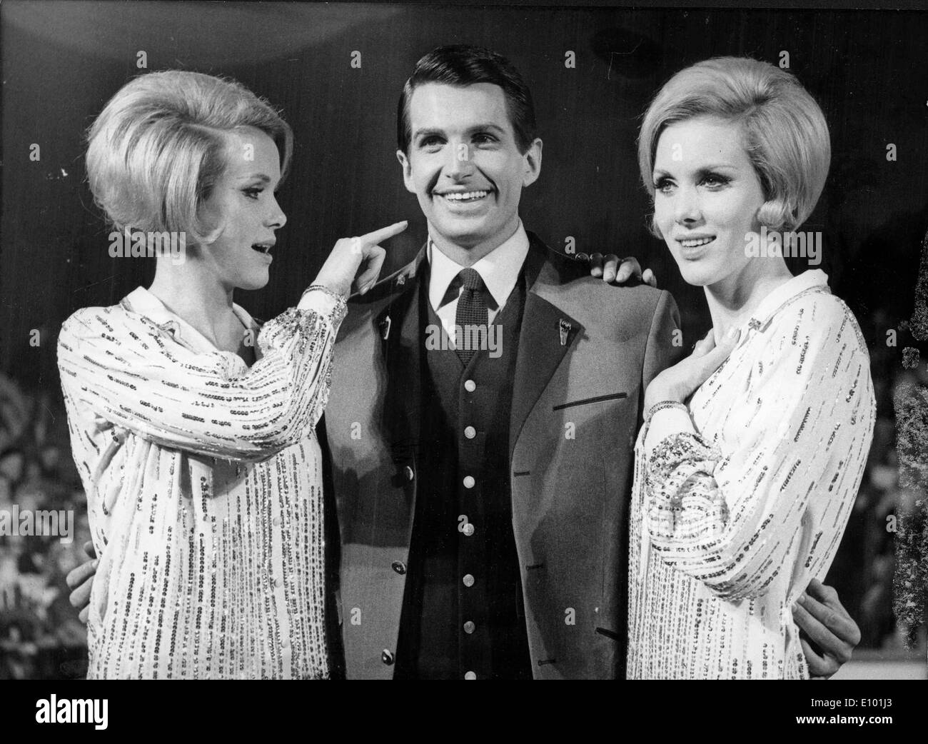 George Hamilton im Fernsehen mit Kessler-Zwillinge Stockfoto