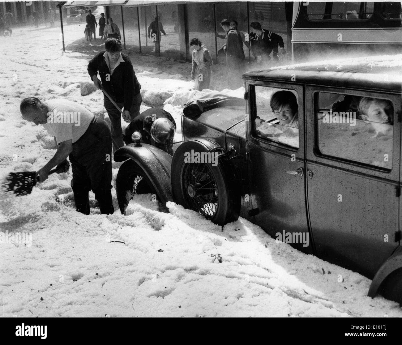 Old car in snow -Fotos und -Bildmaterial in hoher Auflösung – Alamy