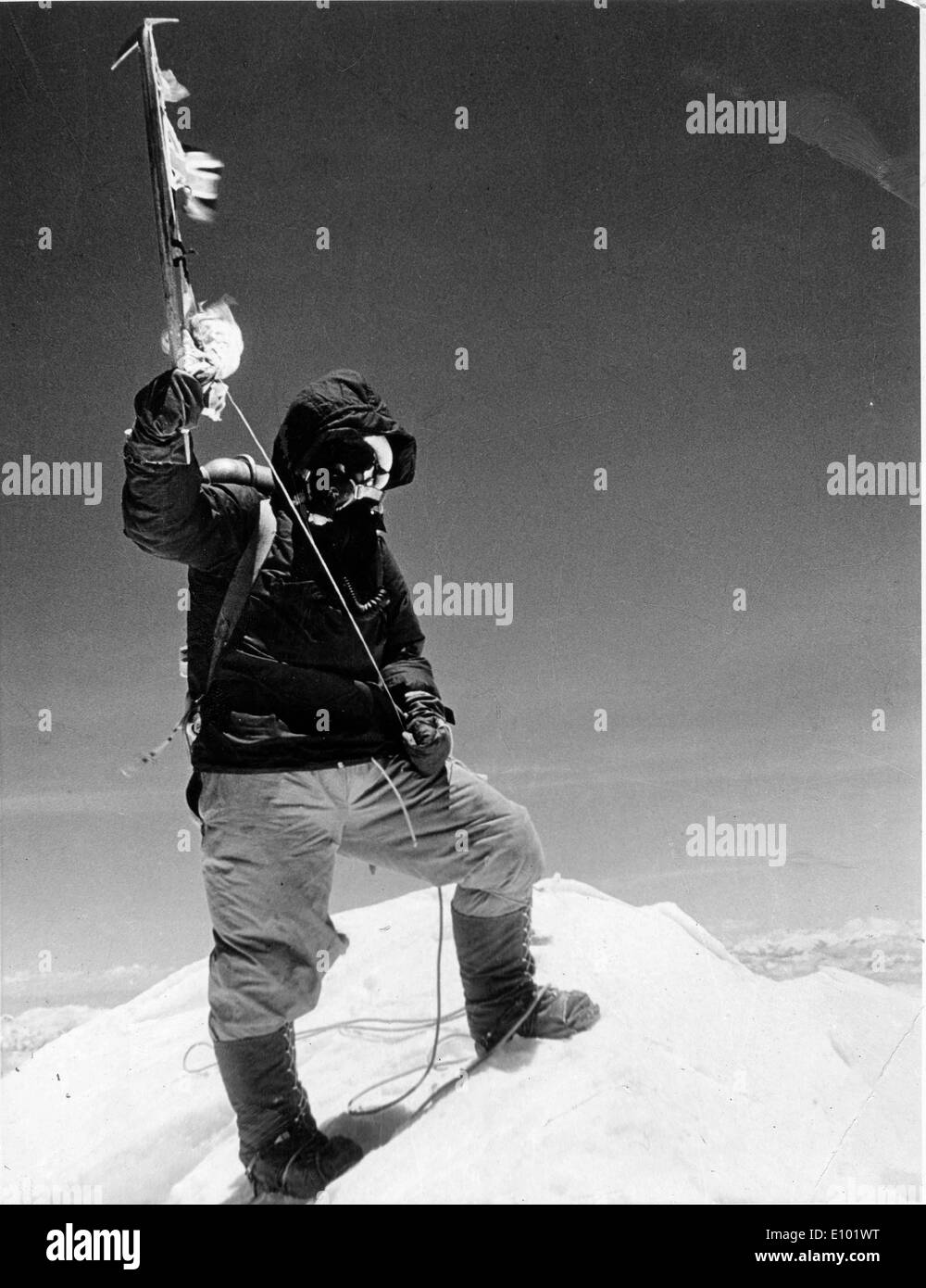 MOUNT EVEREST Explorer hält eine eisige Pick Axt an einem Seil befestigt Stockfoto