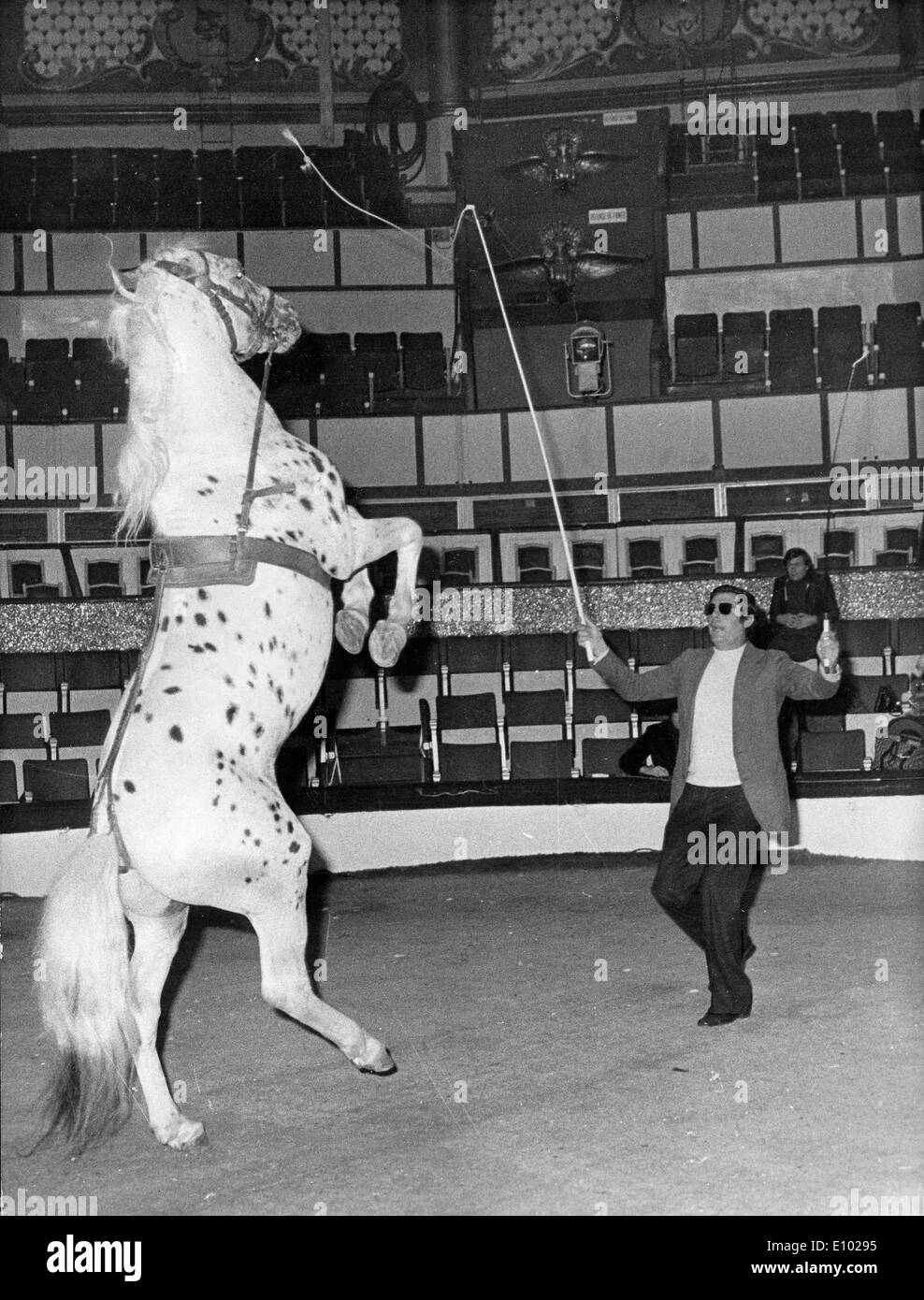 Schauspieler Marcello Mastroianni probt für Zirkus Stockfoto