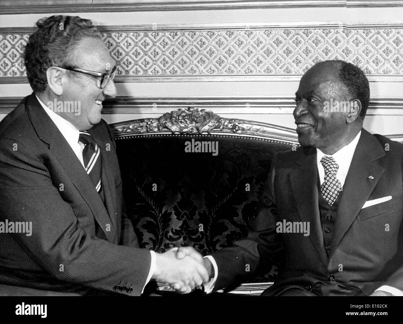 National Security Advisor HENRY KISSINGER Händeschütteln mit erster Präsident der Côte d ' Ivoire HOUPHOUET-BOIGNY. Stockfoto