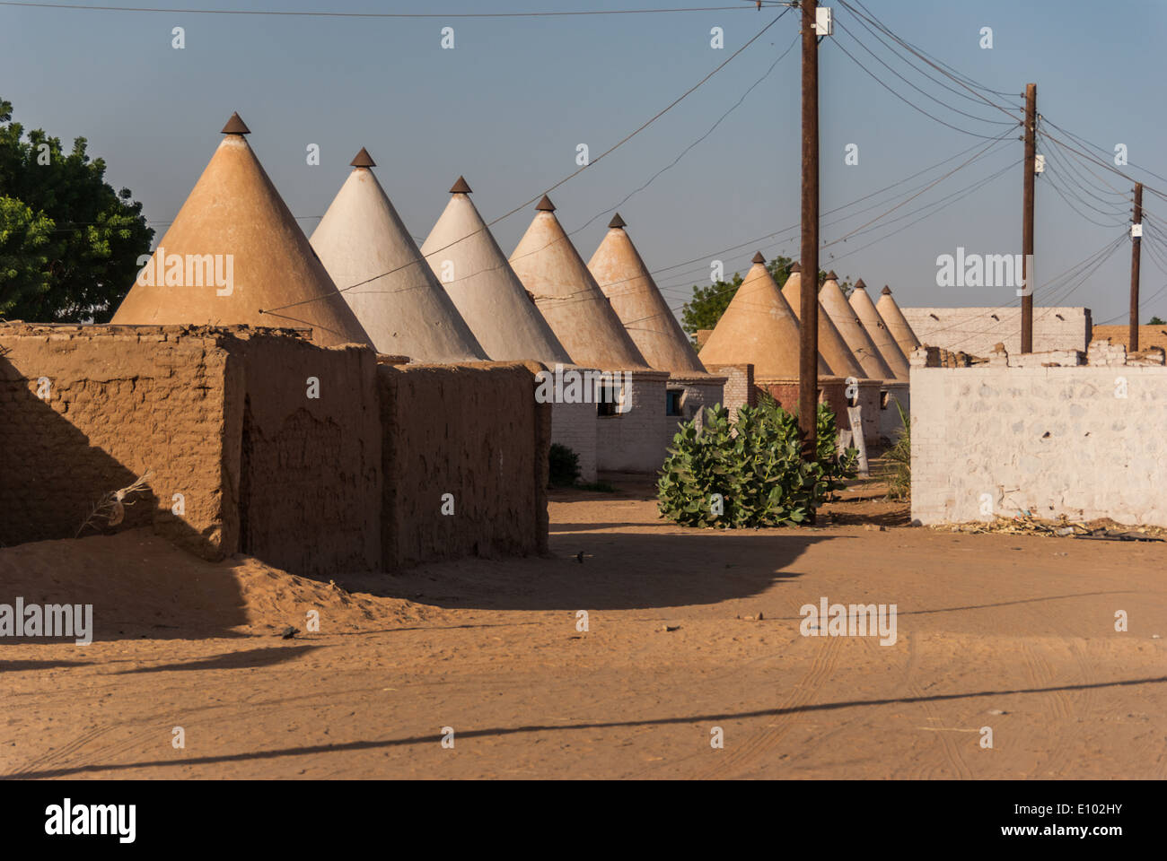 Häuser für sudanesische Bahn Mitarbeiter, gebaut im Nubischen Stil während der Kolonialzeit, Karima, Nord-Sudan Stockfoto