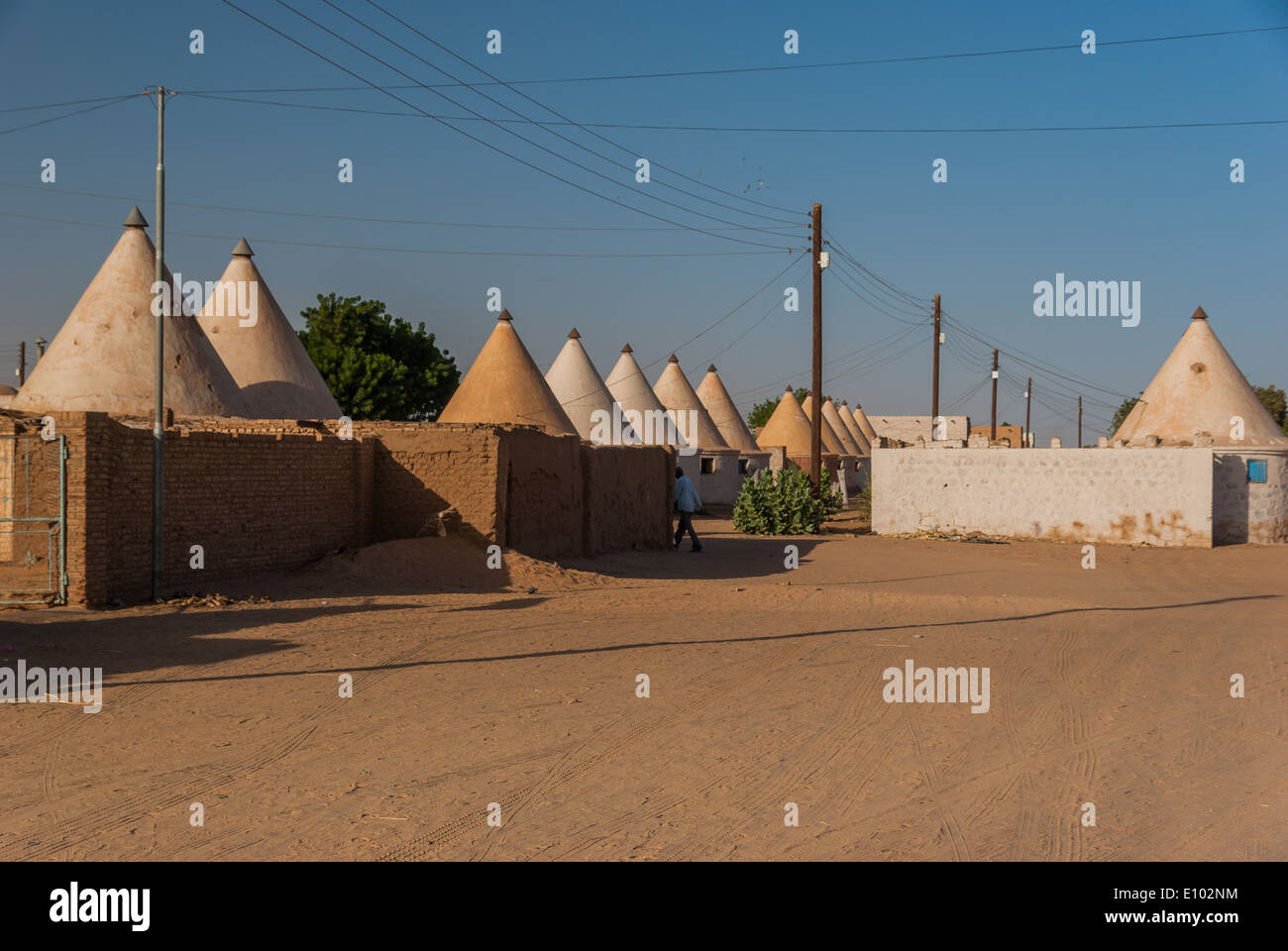 Häuser für sudanesische Bahn Mitarbeiter, gebaut im Nubischen Stil während der Kolonialzeit, Karima, Nord-Sudan Stockfoto