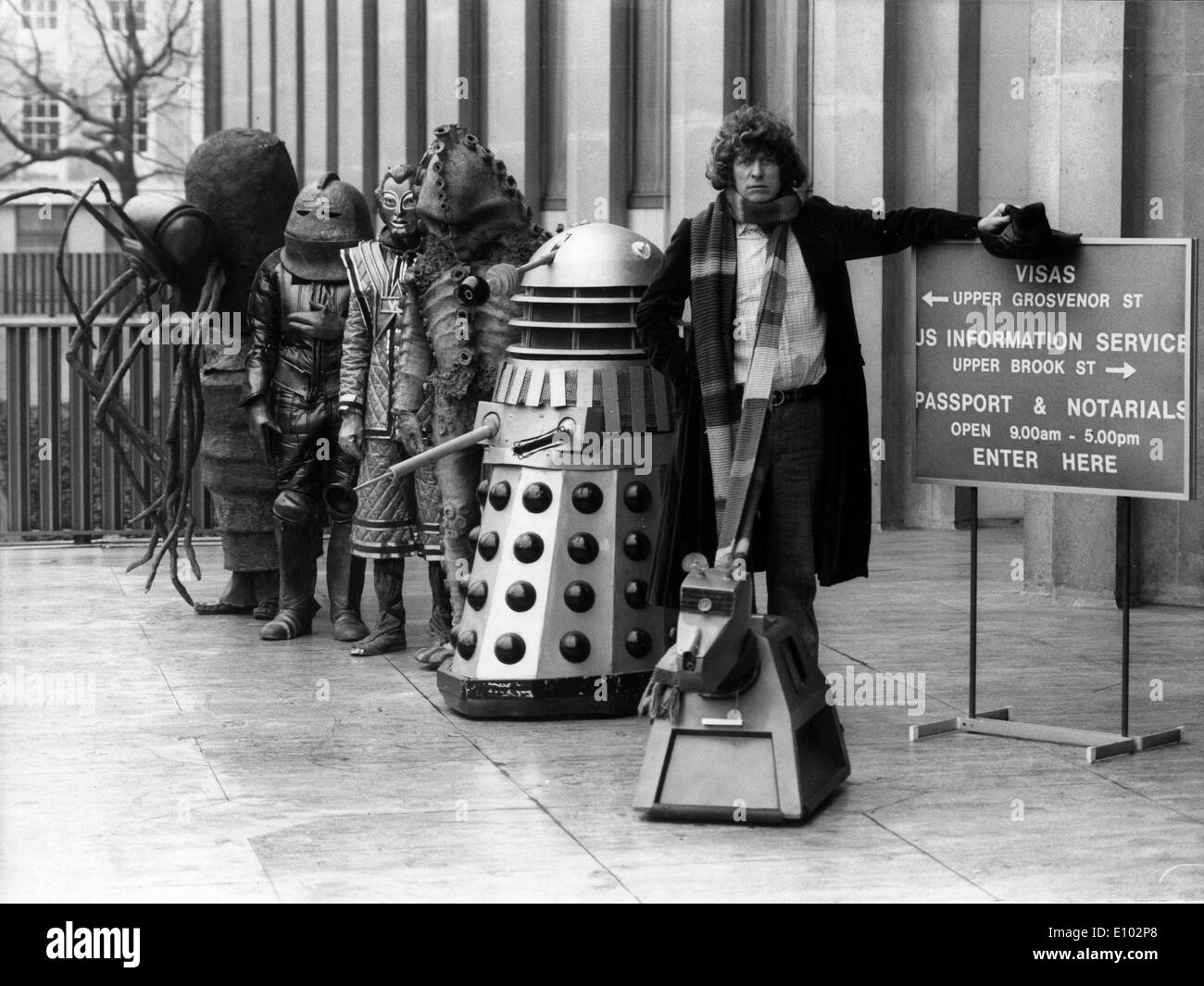 Dr Who älteste Bösewicht, wartet ein DALEK in der Linie für einen US-Pass mit dem 4. Mal Herrn Doktor TOM BAKER und Roboter-Hund k-9. Stockfoto