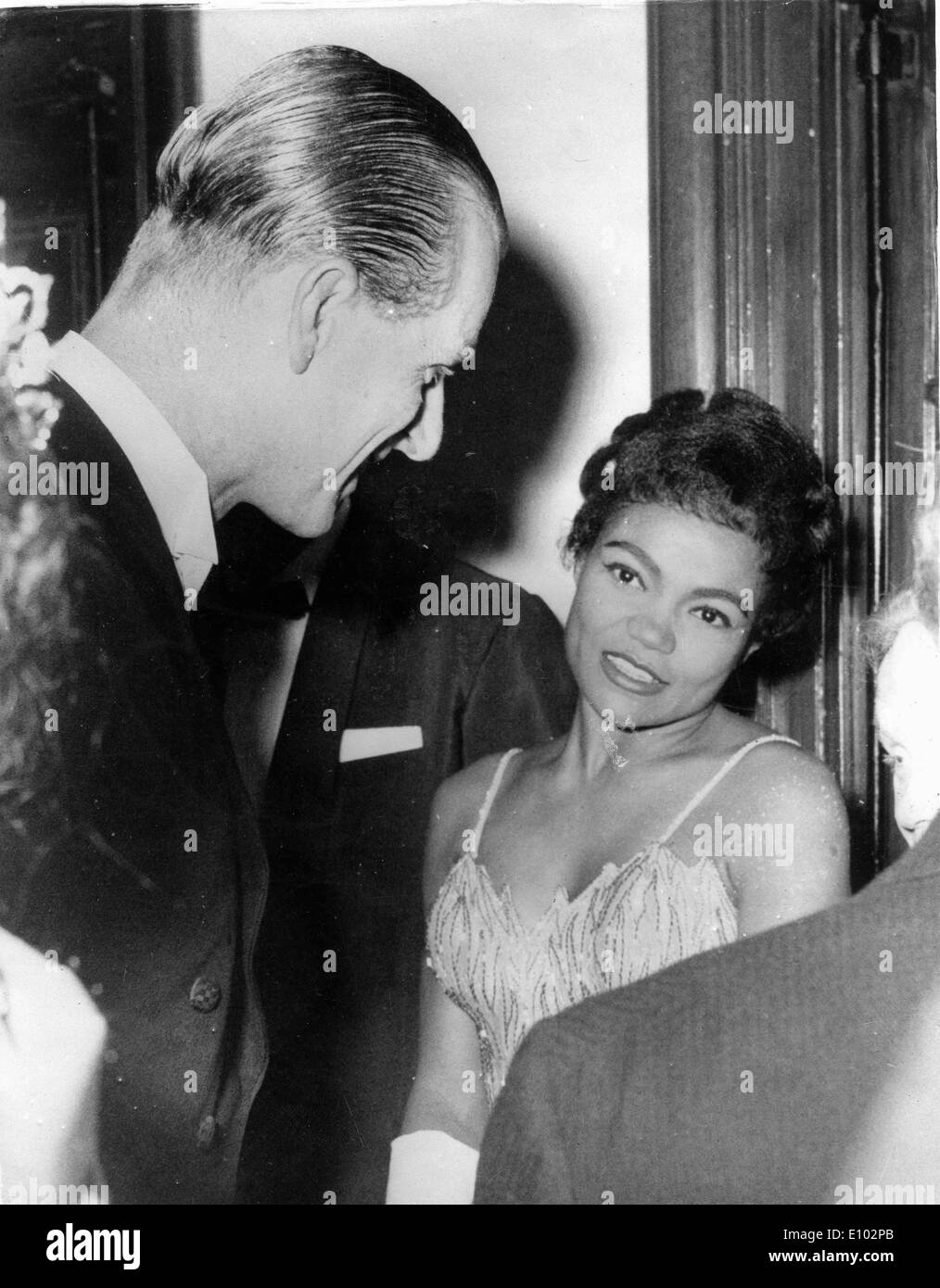 Prinz Philip spricht mit der Sängerin Eartha Kitt Stockfoto