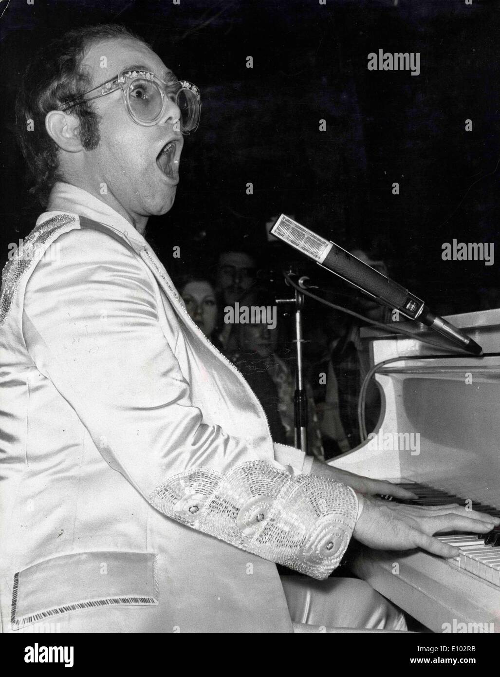 Sänger Elton John führt im Konzert Stockfoto