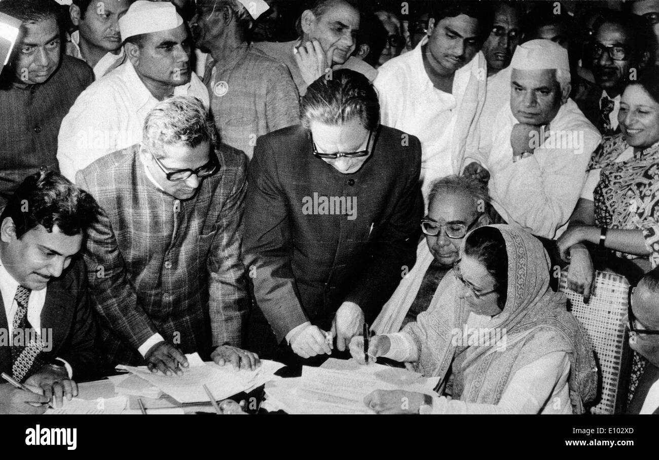 Premierministerin Indira Gandhi unterzeichnet Dokumente Stockfoto