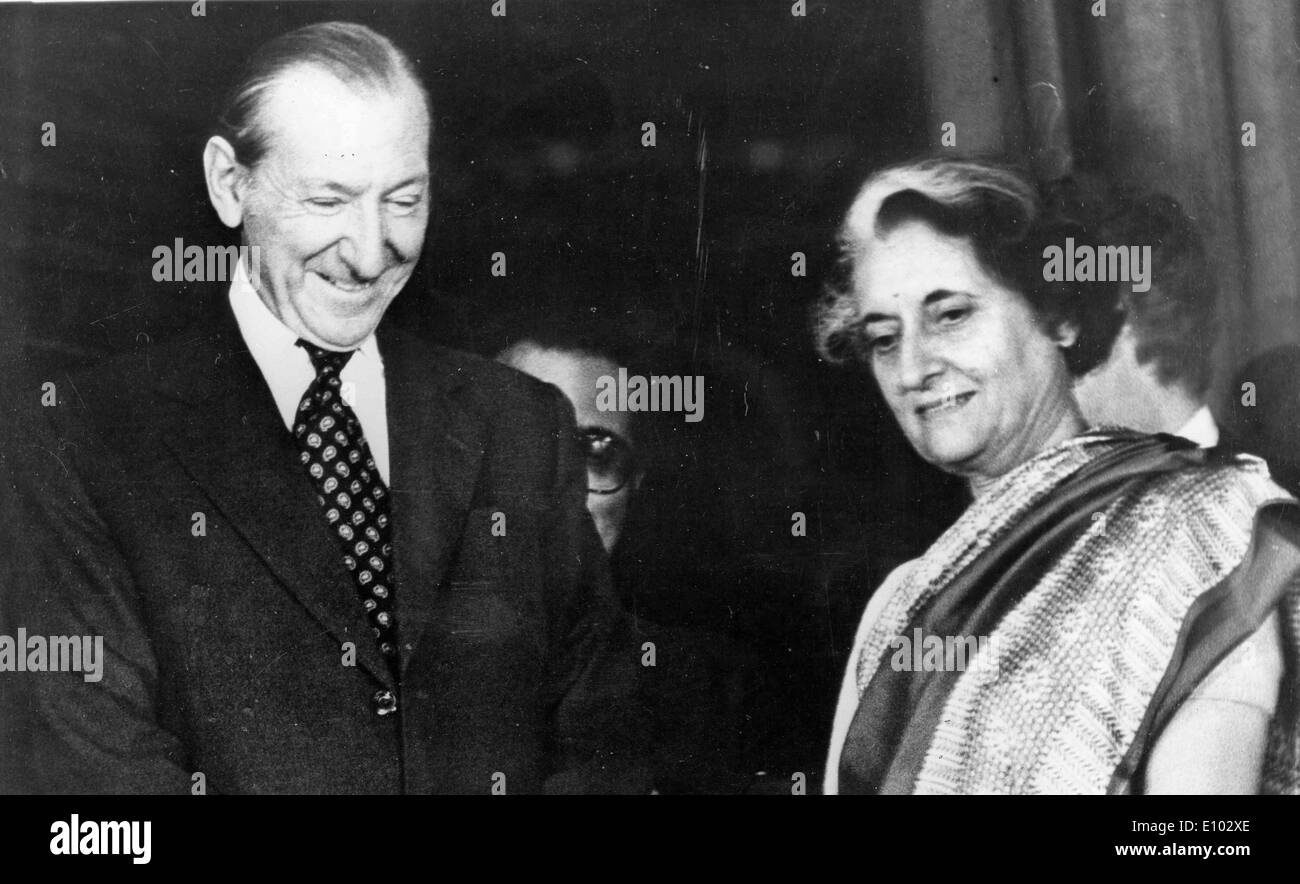 Premierministerin Indira Gandhi mit Kollegen Stockfoto