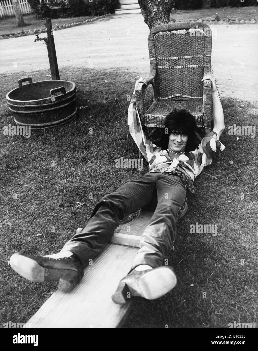 Gitarrist Ronnie Wood entspannt auf dem Hof Stockfoto