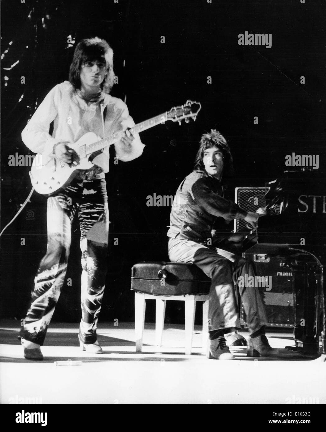 Gitarrist Ronnie Wood führt im Konzert Stockfoto