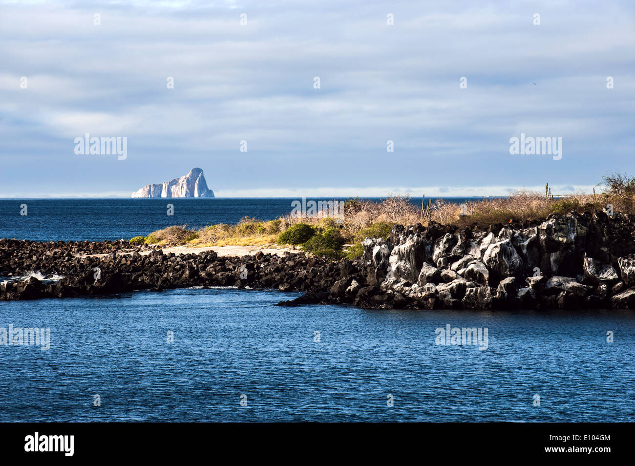Cliff Kicker Rock - Ikone der Taucher, San Cristobal Insel, Galapagos. Stockfoto