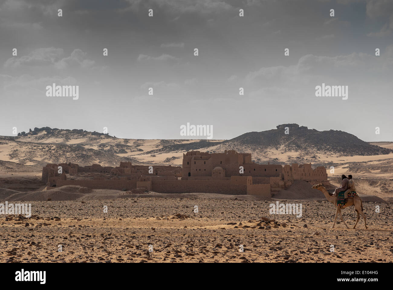 Zwei Männer auf Kamel und Kloster von St. Simeon, Aswan, Oberägypten Stockfoto