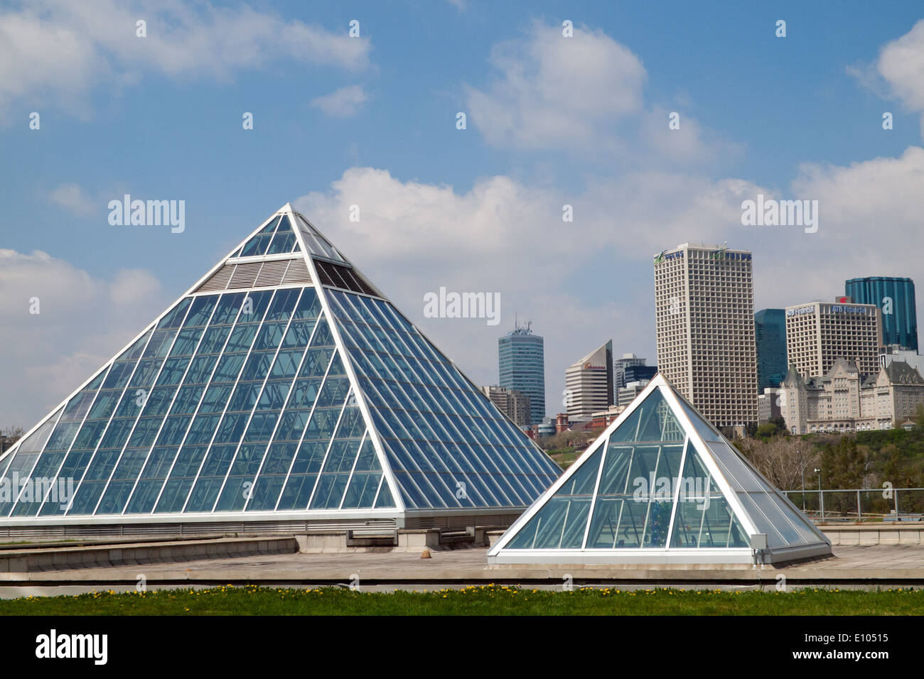 Die markante Glaspyramiden des Muttart Conservatory, ein botanischer Garten und bekannte Wahrzeichen von Edmonton, Alberta, Kanada. Stockfoto