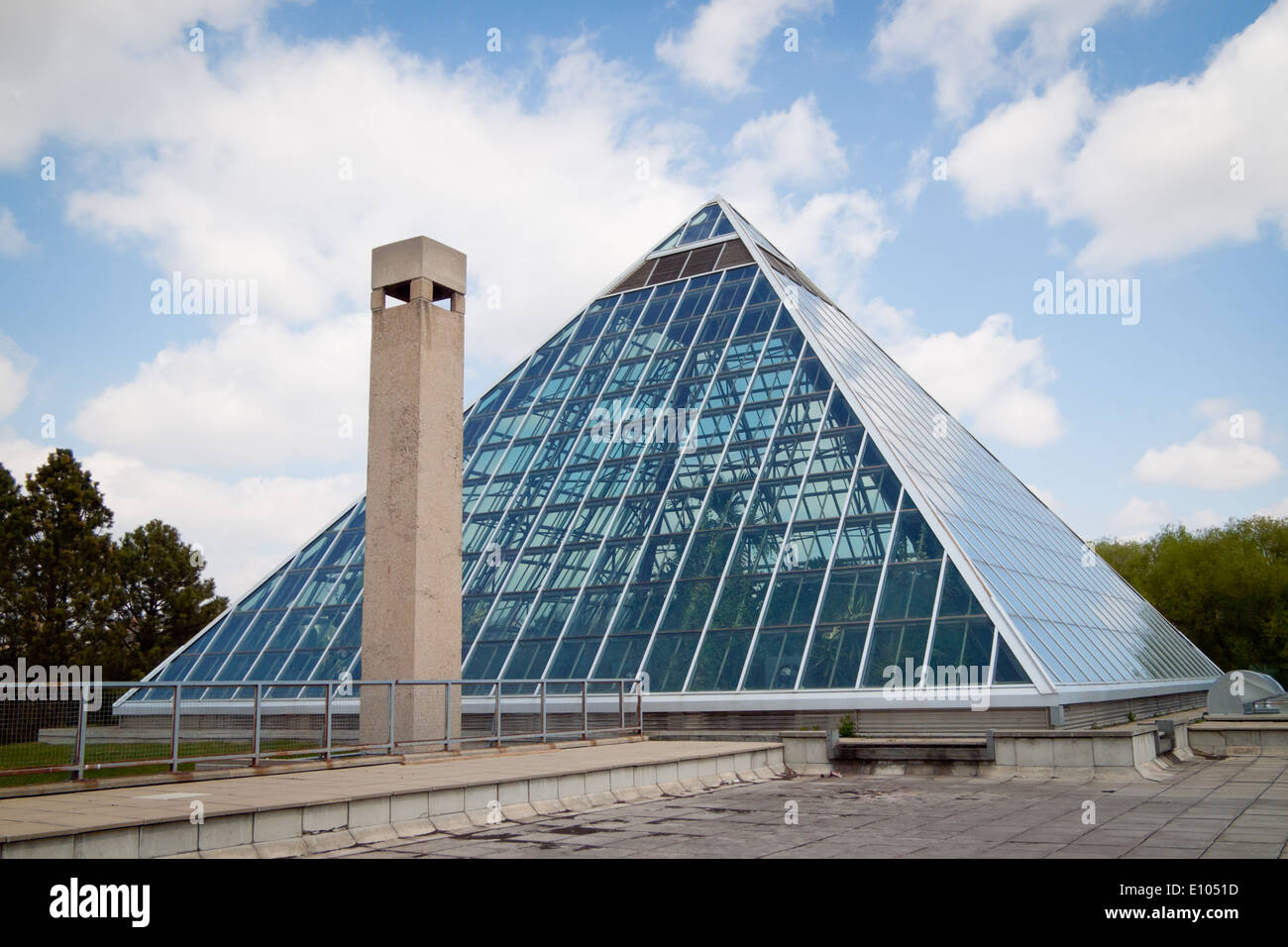 Die markante Glaspyramiden des Muttart Conservatory, ein botanischer Garten und bekannte Wahrzeichen von Edmonton, Alberta, Kanada. Stockfoto