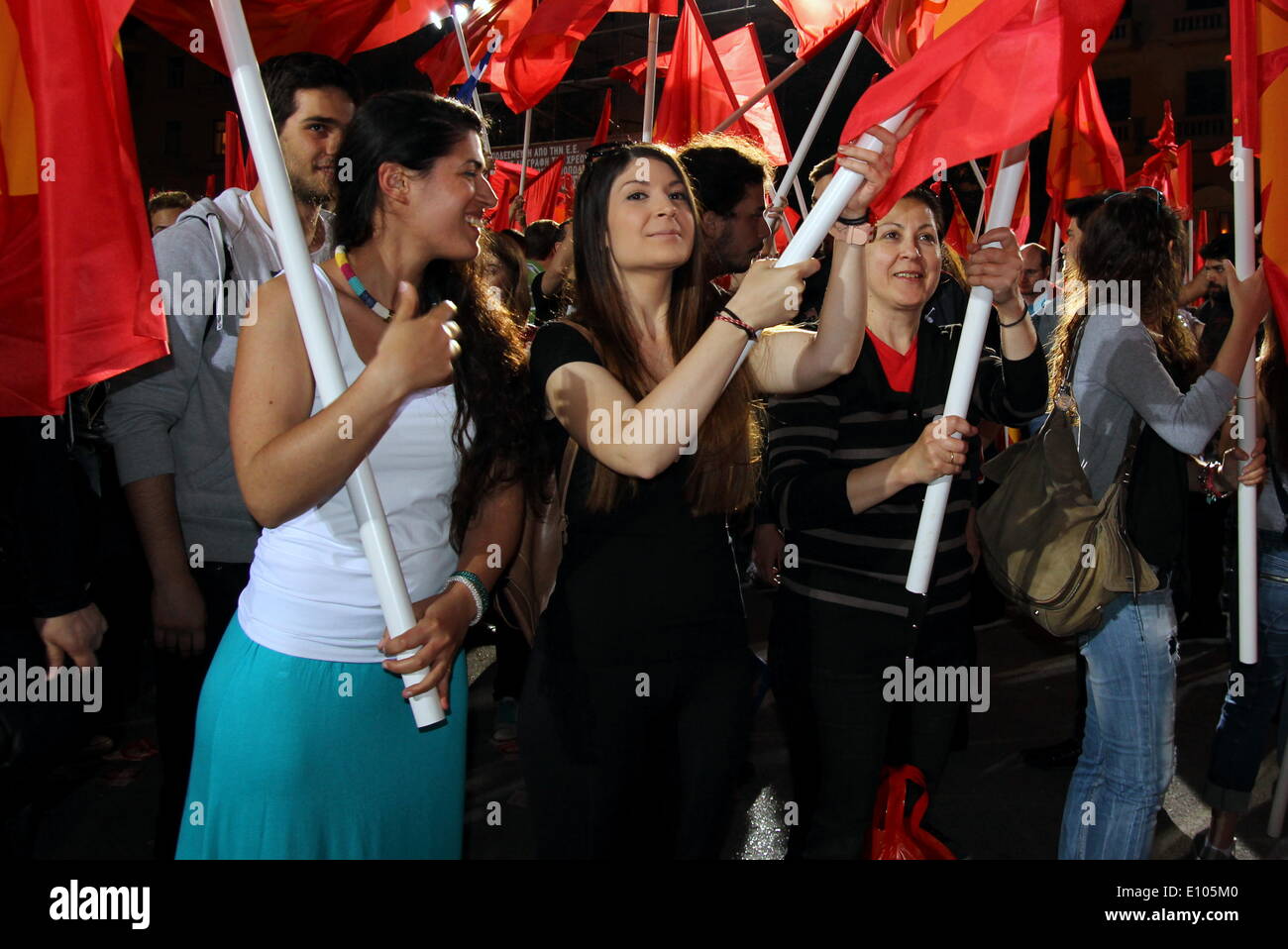 Thessaloniki, Griechenland, 20. Mai 2014. Anhänger der kommunistischen Partei Griechenlands halten Flaggen während einer Wahlveranstaltung in der nördlichen griechischen Stadt Thessaloniki starten. Der griechischen Kommunistischen Partei (KKE) Führer Dimitris Koutsoumbas adressiert eine Wahlveranstaltung in Thessaloniki, Griechenland zweitgrößte Stadt, vor der Europawahl am Sonntag. Bildnachweis: Orhan Zolak/Alamy Live-Nachrichten Stockfoto