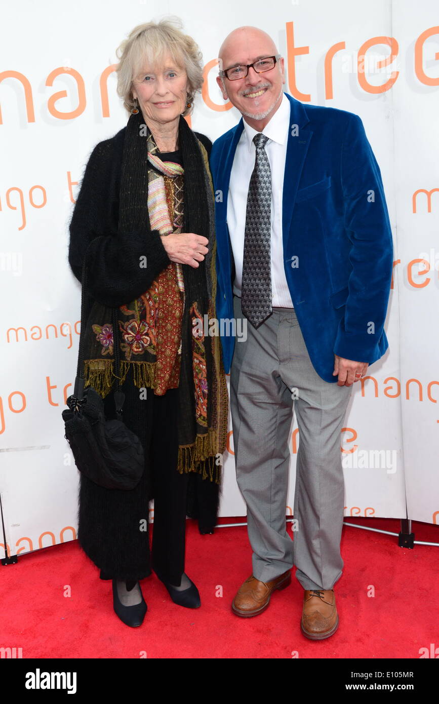 London, UK. 20. Mai 2014. Virginia McKenna CEO (Bornfree) und Gary Hodges ist ein britischer Künstler und Verleger besucht speichern wilde Tiger Abendessen im Mangobaum in Hilfe sparen wilde Tiger am Grosvenor Place in London versteigert. Foto: siehe Li/Alamy Live News Stockfoto