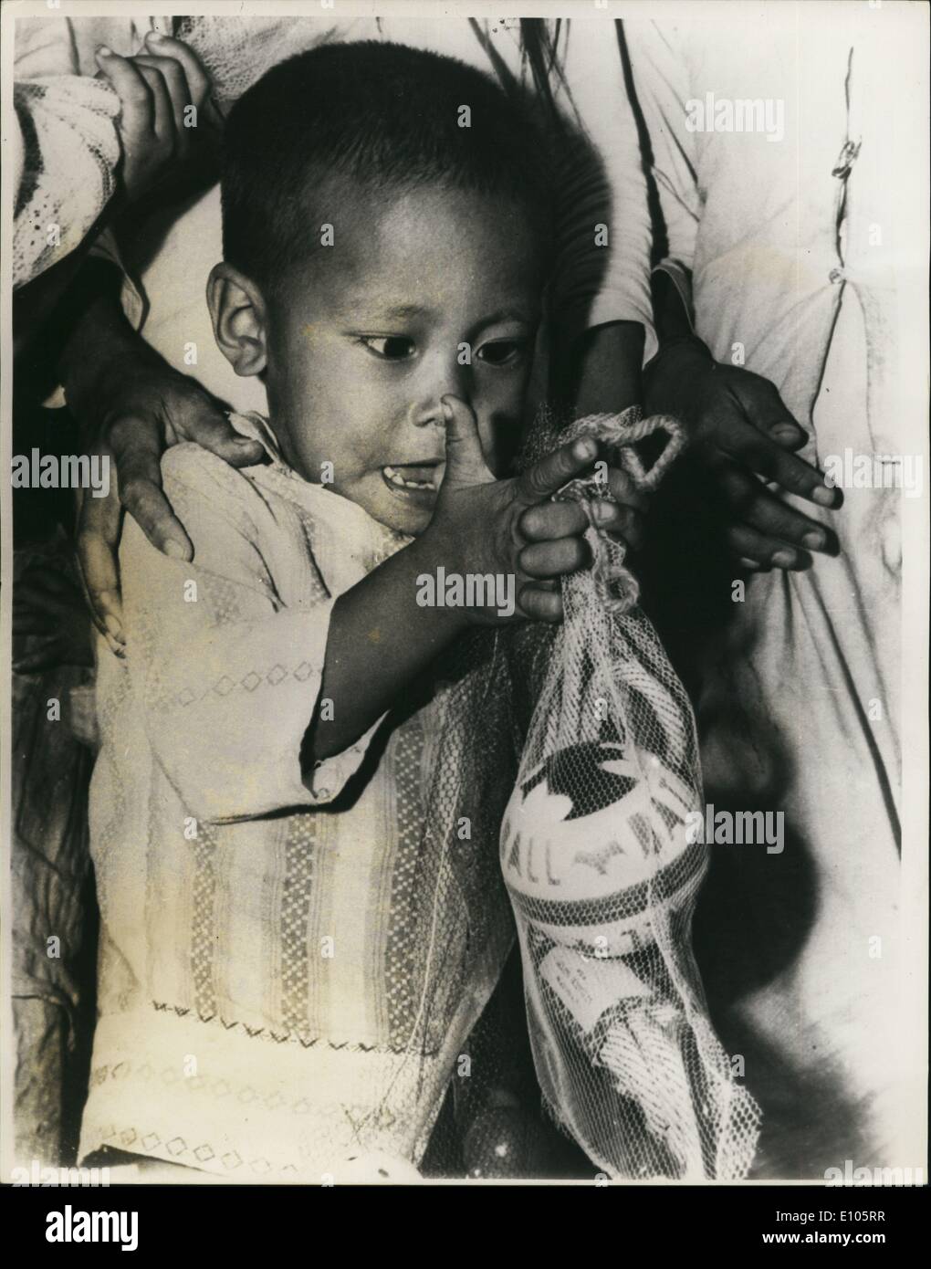 1. Januar 1970 - das ist für mich? Dieses offizielle US Armee-Foto macht eine feine Studie wie ein vietnamesisches Kind Spielzeug von der 1. inspiziert. Brigade der 101st Airborne Division 400 Kindern, deren Väter in der vietnamesischen Armee zu dienen. Die Partei wurde von der "Screaming Eagles" bei Phan Rang, Vietnam statt. Stockfoto