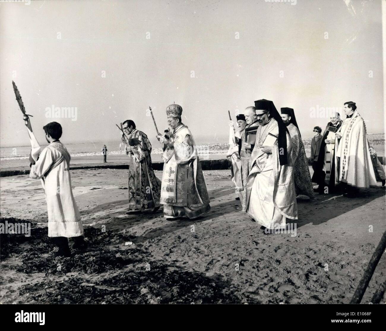 4. Januar 1970 - Segen der Meere in Margate. Eine Zeremonie fand heute in Margate, Kent, wenn Würdenträger von der griechisch-orthodoxen Kirche in Groß-Britannien, begleitet von Würdenträgern der anglikanische und katholische Kirchen, eine '' Segen of the Seas'' Zeremonie, bei der Marine Sonnendeck Tidal Pool, Margate durchgeführt. Bei der Verleihung der Rural Dean of Thanet (Reverend Canon F.W. Phillips M.C., B.A., r.d.) vertreten den Herrn Bischof von Canterbury Stockfoto