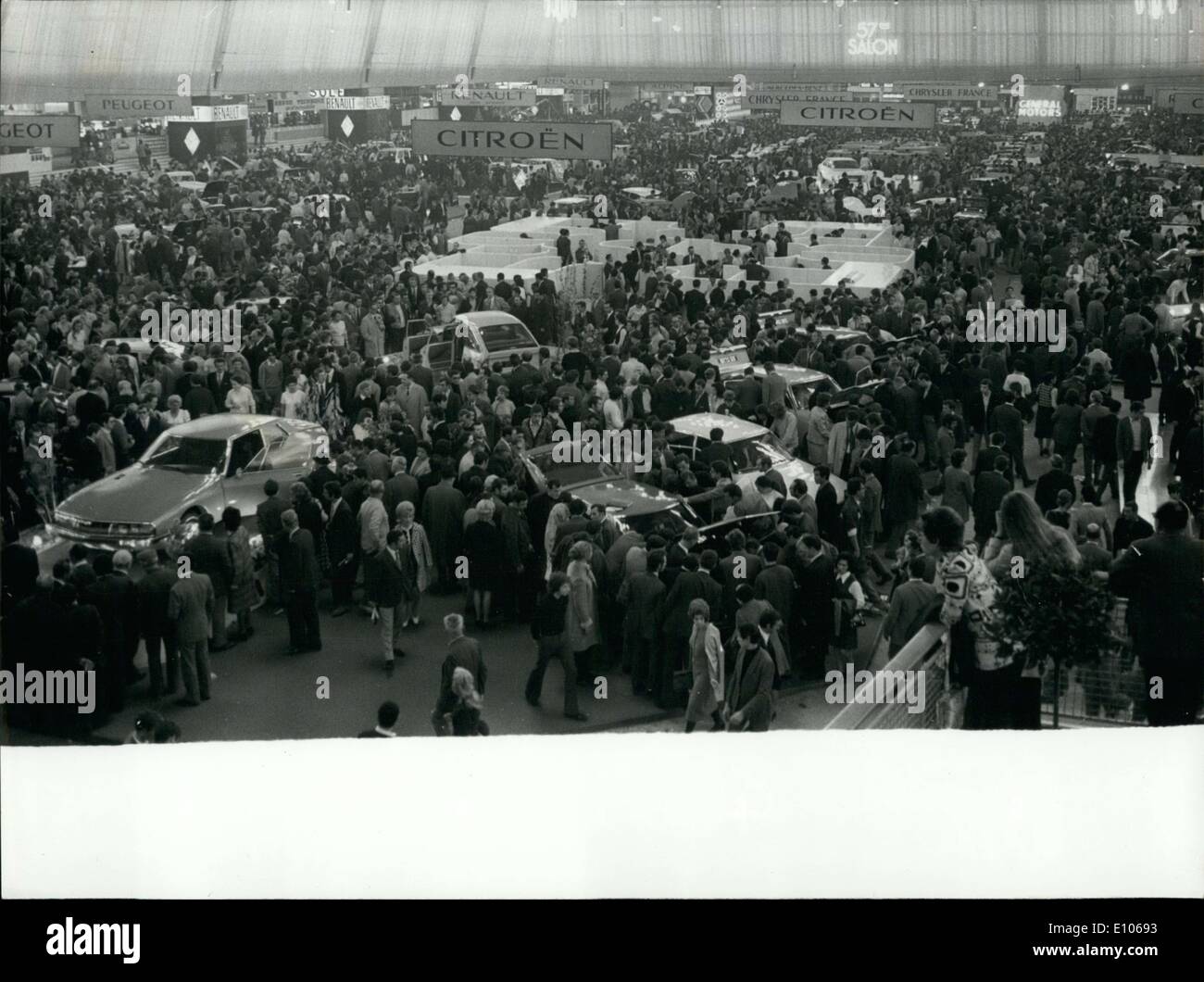 6. Januar 1970 - riesige Menschenmenge am Auto Show in Paris Stockfoto