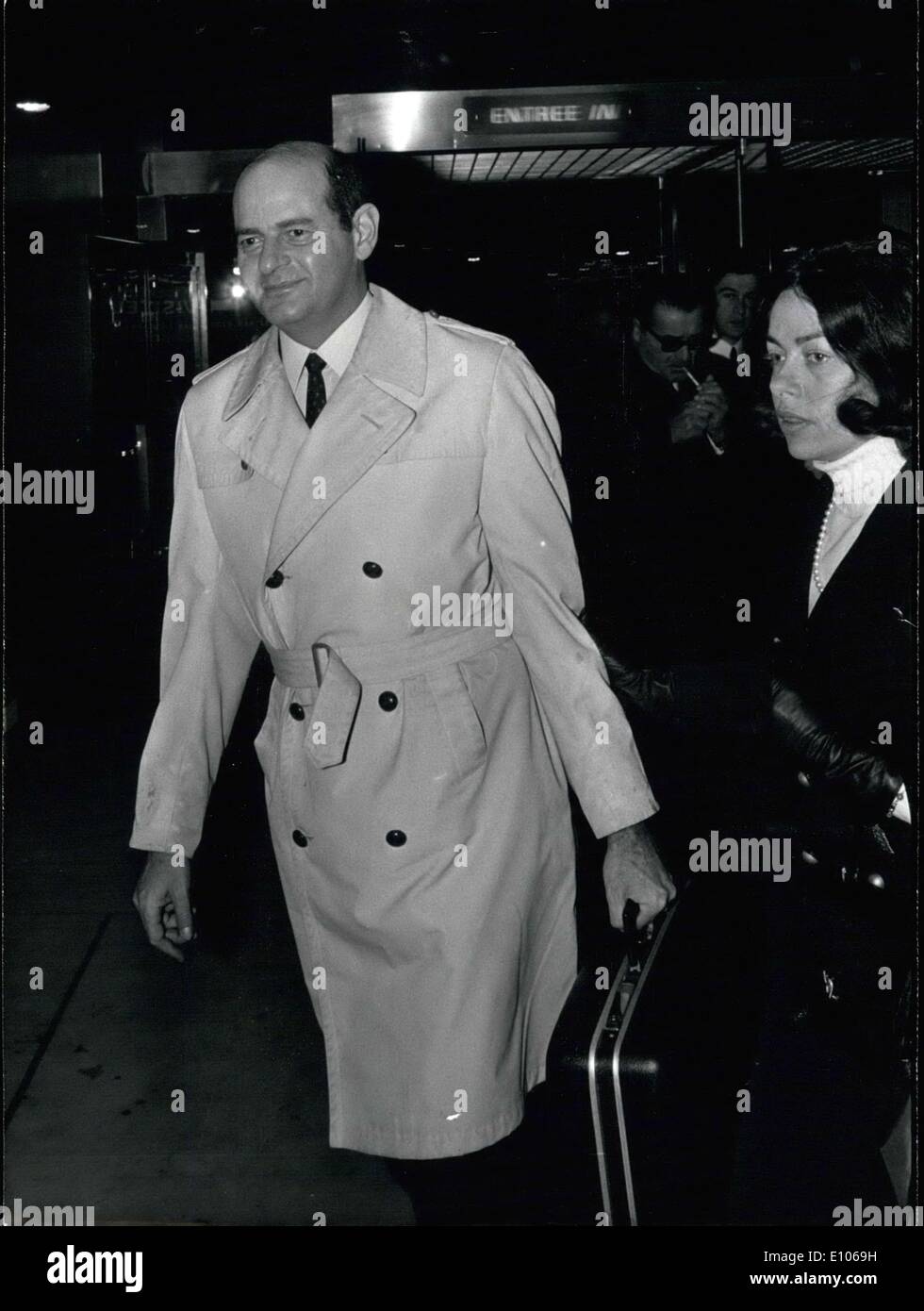 9. Januar 1970 - Admiral Mordechai Limon, der '' Cherbourg-Projekt, die fünf Raketen-Boote Schmuggel beteiligt, die ursprünglich von Israel gekauft worden und von Frankreich mit einem Embargo betreute '' (Wikipedia), war '' ausgewiesen aus Frankreich '' (Wikipedia). Er verließ Frankreich für Tel-Aviv heute Morgen mit seiner Frau und seinen Kindern. Sie sind am Flughafen Orly warten an Bord des Flugzeugs abgebildet. Stockfoto