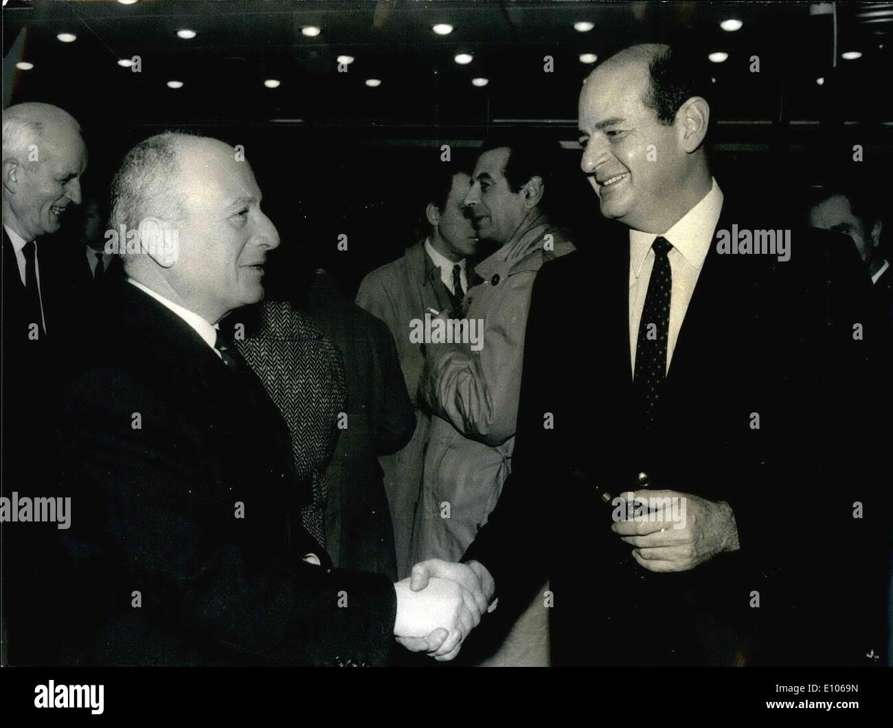 9. Januar 1970 - wurde Admiral Mordechai Limon, der verantwortlich für das Projekt Cherbourg war, gebeten, Frankreich zu verlassen, von der französischen Regierung. Er verließ Paris heute Morgen für Tel Aviv mit seiner Frau und seinen Kindern. Eytan, der Israelit-Botschafter in Paris, begleitete ihn nach Orly Flughafen. Stockfoto