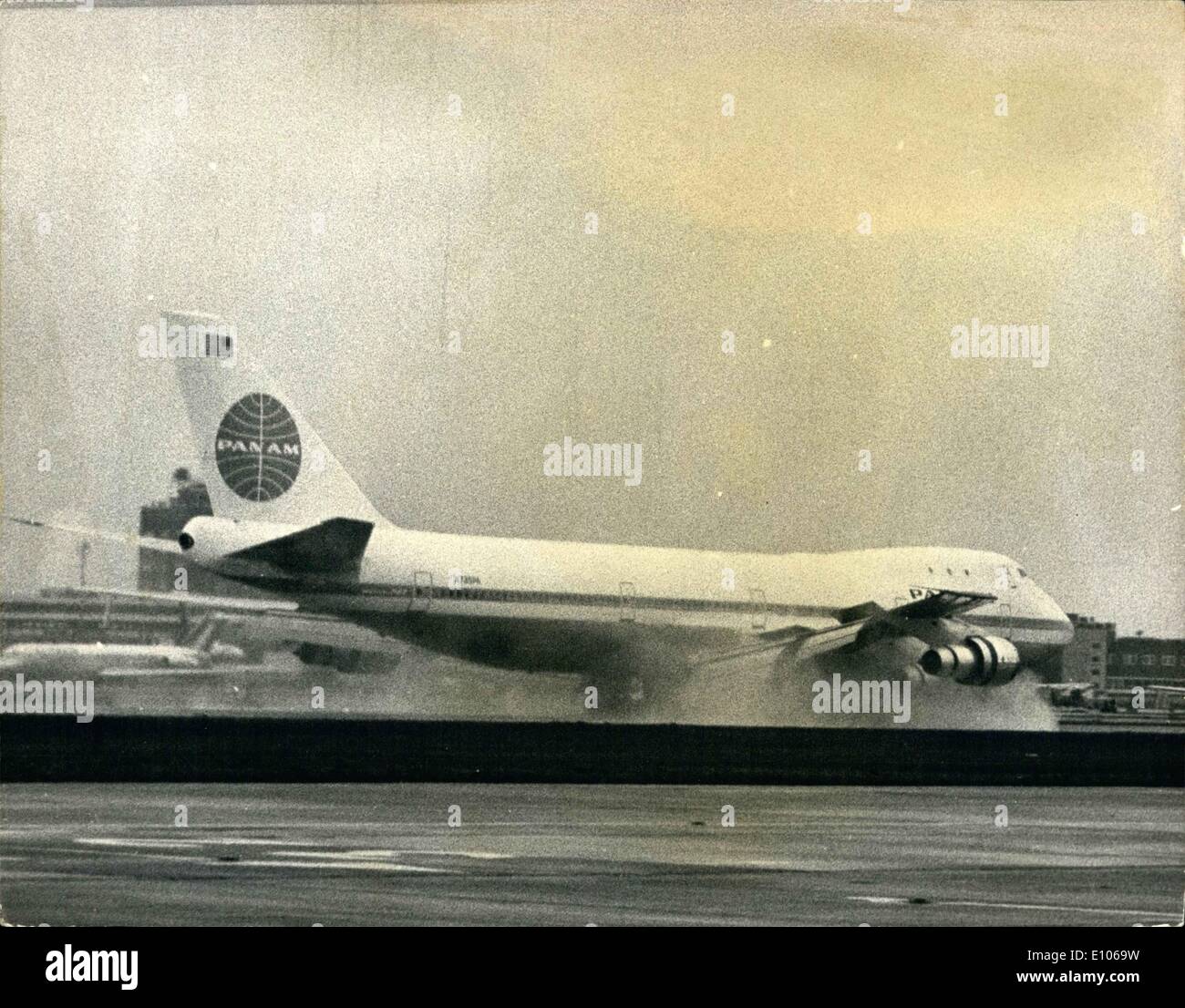 12. Januar 1970 - 12. Januar 1970 Jumbo Jet kommt. Pan American Boeing 747 Jumbo Jet, größte Verkehrsflugzeug der Welt, angekommen am Flughafen Heathrow heute, nach der Überquerung des Atlantiks auf einem Nachweis Flug vor der Pan Am regulären Jumbo Jet-Service zwischen den USA und Großbritannien am 21. Januar. Keystone Foto zeigt: das riesige Flugzeug wird gesehen, wie es nach unten, bei der Ankunft am Flughafen Heathrow heute berührt. Stockfoto