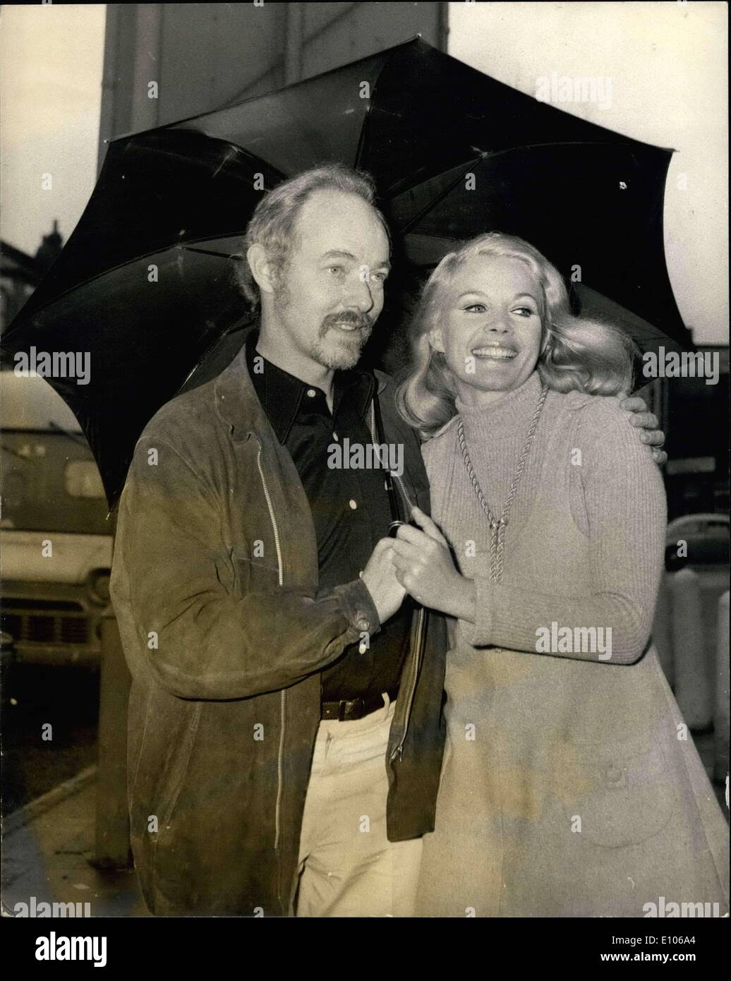 14. Januar 1970 - Carroll Baker und Micheal Bryant in Regen.: Carroll Baker Sadie Thompson und Micheal Bryant spielt Alfred Davidson in einer BBC-Fernsehproduktion von Somerset Maugham berühmte Kurzgeschichte Regen. Es ist Bestandteil einer Reihe nw Maugham Geschichten in Farbe auf BBC 2 noch in diesem Jahr übertragen werden. Carroll Baker spielte in solch herausragenden Film Erfolg als Baby Doll, die Profiteure etc. und Michael Bryant ist einer der belebtesten und am meisten respektierten Schauspieler Großbritanniens. Foto zeigt Carroll Baker und Micheal Bryant Bild unter einem Regenschirm in Cricklewood heute. Stockfoto