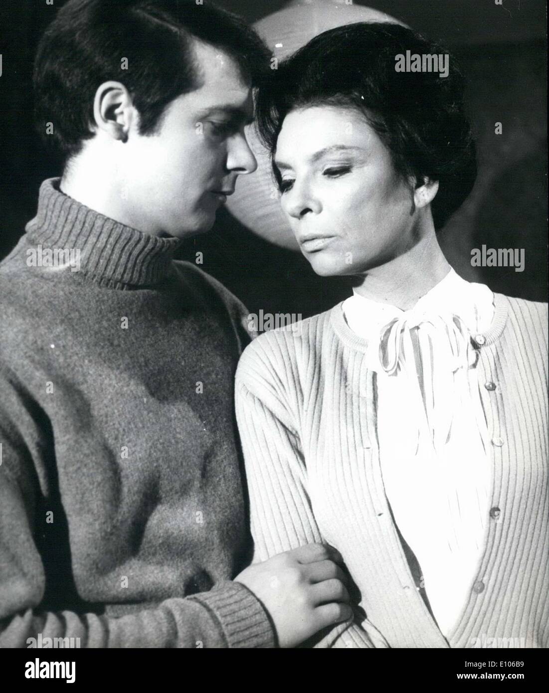 20. Januar 1970 - sind im Bild Schauspielerin Agnes Fink(as Mrs. Weiss) und Goran Ebel(as her son Robin) in dem Film '' Dreissig Silberlinge.'' Die Illo von Janko Regie führte. Die Geschichte handelt von einer Frau namens Mrs Weiss in London, arbeitet als Putzfrau und ihr fleißig Sohn Robin. Stockfoto