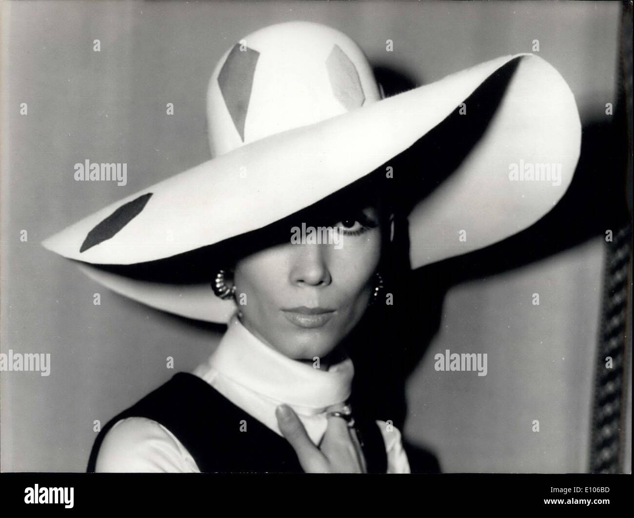 21. Januar 1970 - weiße breitkrempigen Hut mit dreifarbigen Formen von Marc Olivier. Stockfoto