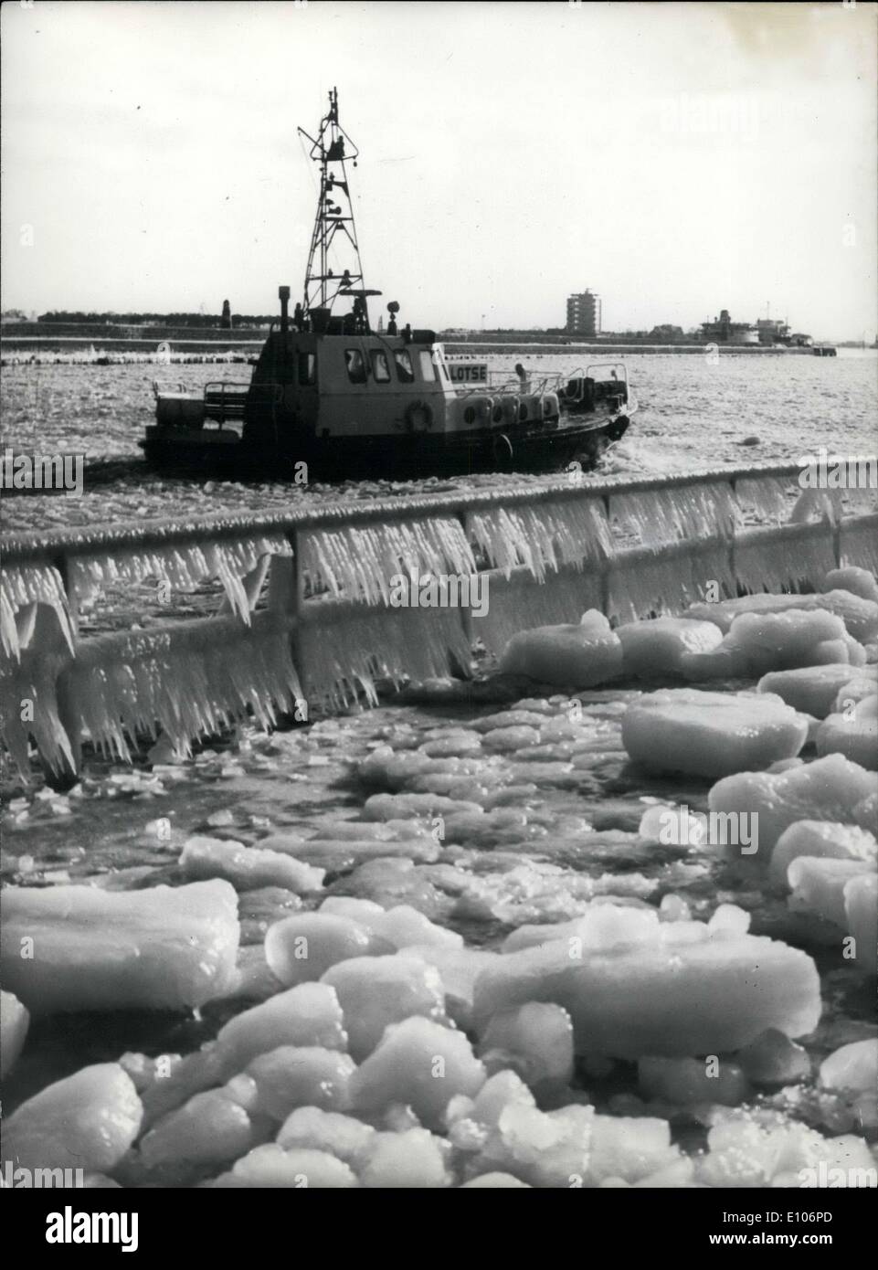 25. Januar 1970 - Boote macht durch Eistee über Warnemünde Deutschland Hafen Stockfoto