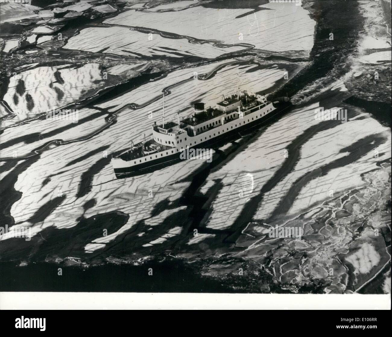 2. Februar 1970 - The Big Freeze-Up in Dänemark wird ein großes Problem für die Schifffahrt in dänischen Gewässern: die Wintersaison hat inzwischen wirklich abstammend nach Dänemark und die Bildung von Eis täglich ein großes Problem für den dänischen Versand. Das Foto zeigt eine Luftaufnahme zeigt die Fähre Pflügen seinen Weg durch das Eis, als es den großen Belt auf den wichtigen Dienst zwischen Seeland und die FUEV überquert. Stockfoto