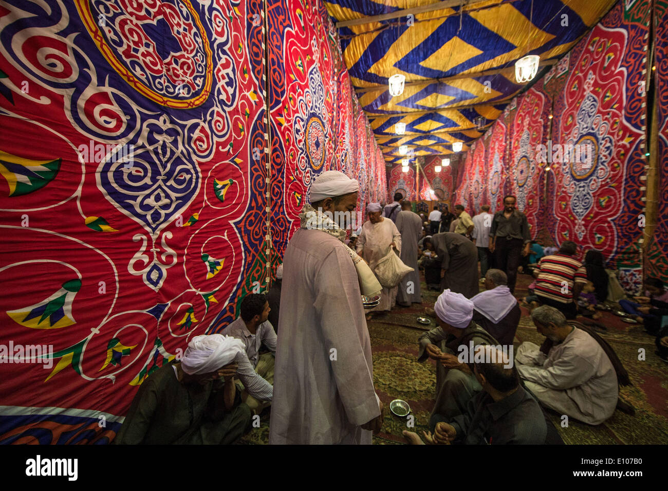 (140520)--Kairo, 20. Mai 2014 (Xinhua)--Ägypter Essen zusammen in der Nähe von Sayeda Zeinab Moschee für die Feier des "Moulid Sayeda Zeinab" Festival oder der Geburtstag von der Enkelin des Propheten Mohamed, in Alt-Kairo, Ägypten, 20. Mai 2014. (Xinhua/Pan Chaoyue) Stockfoto