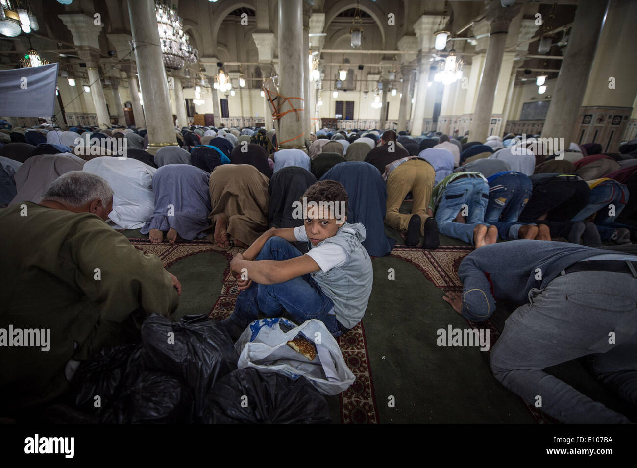 (140520)--Kairo, 20. Mai 2014 (Xinhua)--eine ägyptische junge Sayeda Zeinab Moschee für die Feier des "Moulid Sayeda Zeinab" Festival oder der Geburtstag von der Enkelin des Propheten Mohamed, in Alt-Kairo, Ägypten, 20. Mai 2014 betet. (Xinhua/Pan Chaoyue) Stockfoto