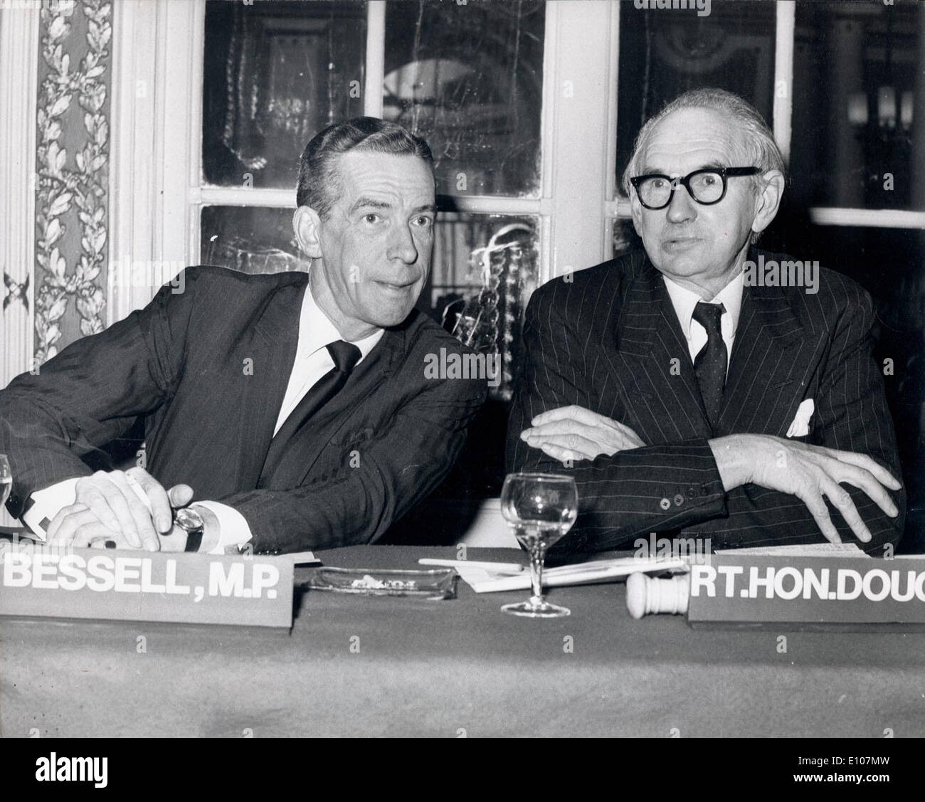 4. Februar 1970 - London, England, Vereinigtes Königreich - DOUGLAS JAY (R) im Gespräch mit PETER BESSELL während einer Pressekonferenz im Waldorf Hotel. Stockfoto