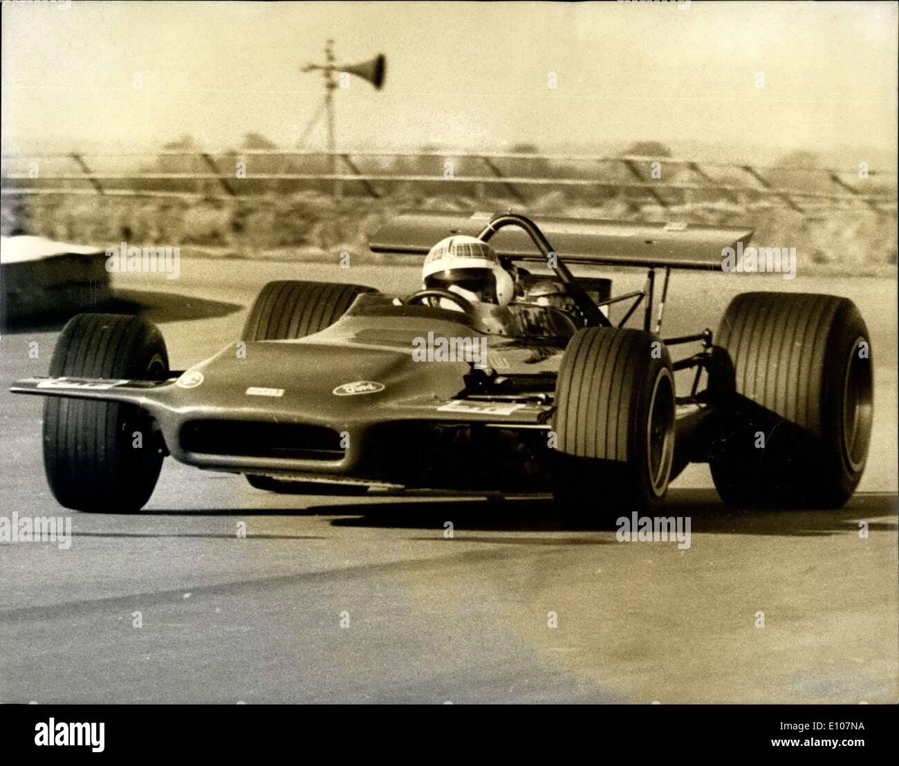 07.02.1970 - Großbritanniens neuen Rennwagen im März 701 mit Weltmeister Jackie Stewart am Steuer: Ein brandneues British Racing Auto genannt. März 701 mit World Racing Auto Weltmeister Jackie Stewart am Rad gestern an der Silverstone Rennstrecke demonstriert wurde. Es war Stewart's Zeit im März 701 Grand Prix Wagen, seinen europäischen Debüt in der Daily Mail Rennen der Meister am 22. März, Stewart der 30-jährige Scot, der von der Französischen eingeschaltet hat, Matra gebaut das neue Auto zu fahren. Das Auto ist von März Engineering AG in ihrem Werk in BiEster gebaut, Oxfordshire Stockfoto