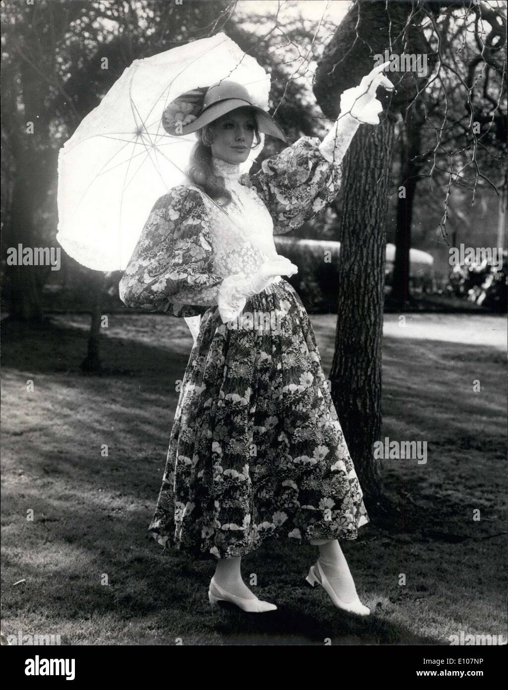 9. Februar 1970 - Mode für den Frühling und Sommer: dort wurde eine Pressevorschau heute Louette Whitbys Frühling und Sommer Haute Couture Kollektion. Das Foto zeigt Ilona Johnson gesehen trägt '' Royal Ascot'' - ein Kleid aus Baumwolle Voite mit einem Baumwolle weißer Spitze vorne und Bein-o-Hammel Ärmel - mit einem großen braunen Hut mit Sonnenblumen und einem weißen Sonnenschirm getragen. Stockfoto