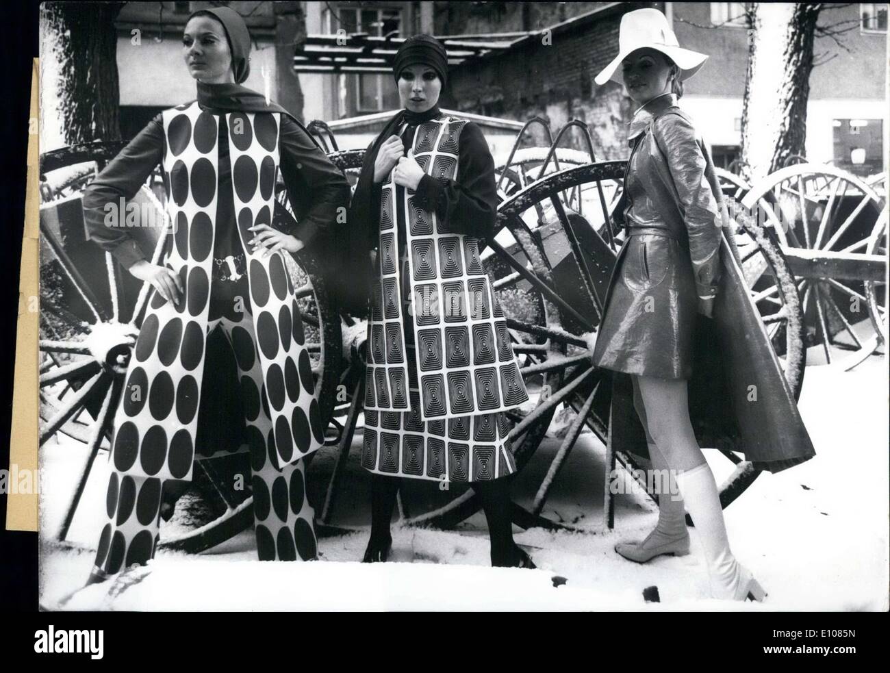 17. Februar 1970 - sind abgebildet einige der Modelle aus der Kollektion von Winfried Knoll führte von der Deutschen Meisterschule für Mode. Im Bild von links nach rechts: ein Hosenanzug mit armlose Jacke Beige-braune Wolle zusammen mit reiner Seide Beige Bluse und ein Meter langen Schal aus dem gleichen Material. Ein Stück Baumwolle mit einer weißen Basis und schwarz grafischen Mustern; die Bluse ist aus schwarzer Seide sowie das Tuch gefertigt. Zuletzt ist eine Wet-Look Leder-Kombination in '' Milchkaffee '' Farbe; Es hat eine zweiteilige Mini-Ensemble und einem armlosen Mini-Mantel. Stockfoto