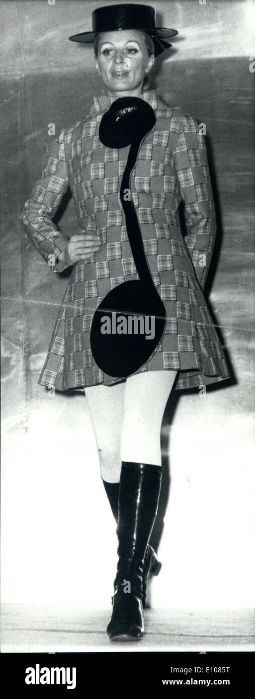 18. Februar 1970 - im Bild ist ein Minikleid aus deutscher Meister School of Fashion. Es war ein Winfried Knoll Ation und war ein moc Stockfoto