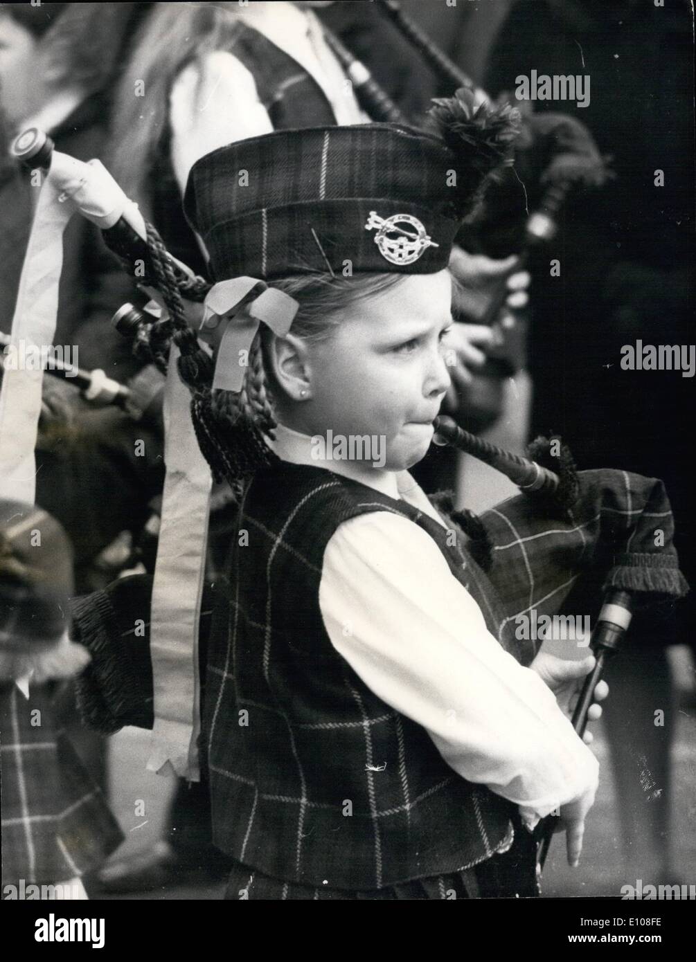 3. März 1970 - bunte Str. Patricks Parade in London. An eine St.-Patrick's Parade teilgenommen heute Londons Iren aller Glaubensrichtungen. Männer, Frauen und Kinder, die alle irischen Grafschaft Verbände repräsentieren montiert auf Horse Guards Parade vor dem Marsch zum Hyde Park. Foto zeigt mit Wangen aufgeblasen war dieses kleine Mädchen Pfeifer Mitglied einer der Pipebands die heutigen Parade teilgenommen. Stockfoto