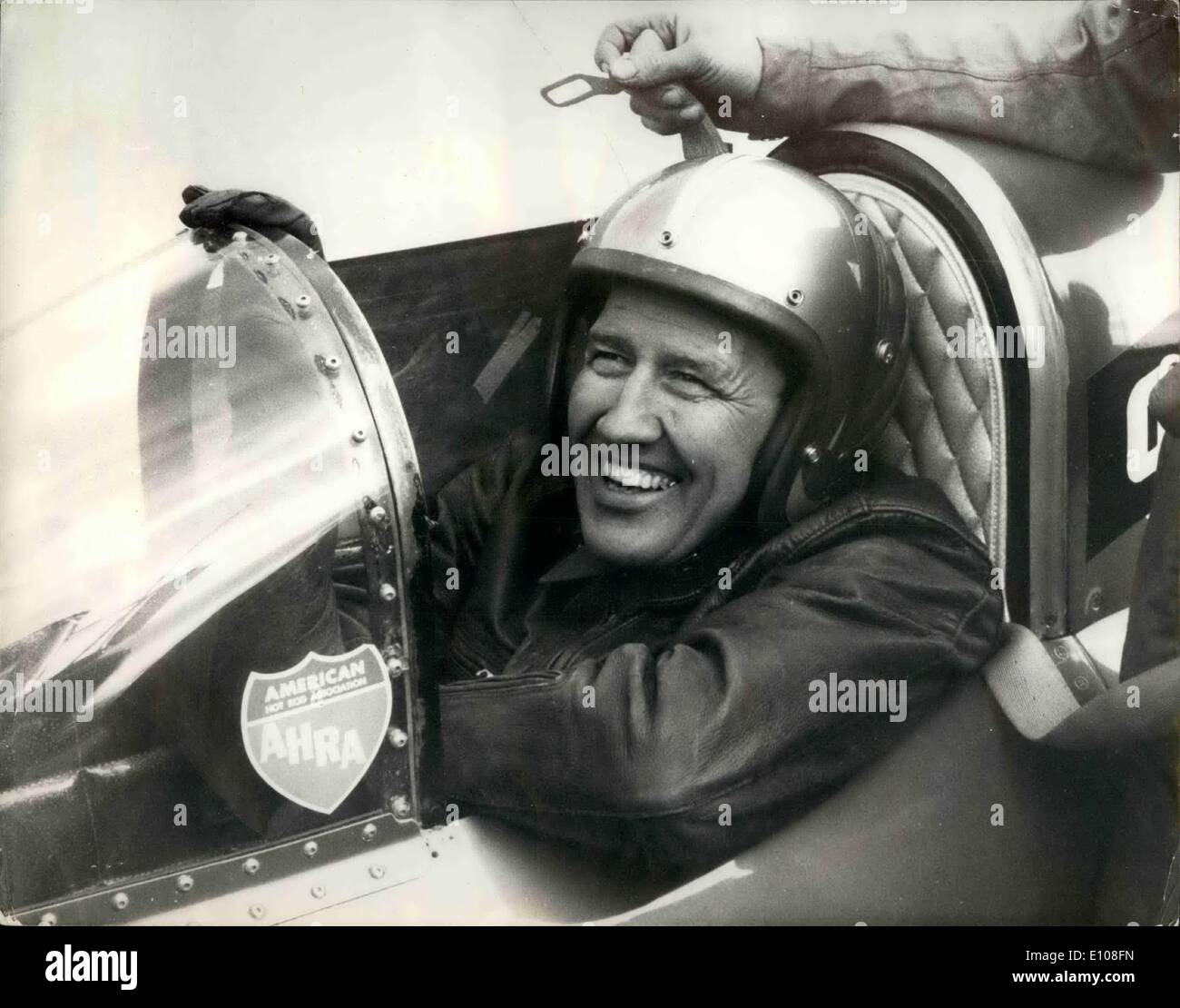 3. März 1970 - Geschwindigkeiten Art Arfons bei 300 mph; Fahren seine Green Monster bei Hurn Flughafen Bournemouth gestern, amerikanische Fahrer Art Arfons, dreimal Inhaber der Welt Geschwindigkeitsrekord, gestern erreichte eine Geschwindigkeit von fast 300 km/h. Arfons sagt seine grün-Moster 700 km/h wird. Er hofft, den Datensatz aus einer anderen amerikanischen Craig Breedlove, in den Vereinigten Staaten in diesem Jahr statt. Der Rekord steht bei 613 mph. gestrigen Geschwindigkeit war die schnellste jemals von einem Auto in Großbritannien erreicht. Foto zeigt Art Arfons, sitzt in seiner grünen Monster am Flughafen Hurn gestern. Stockfoto